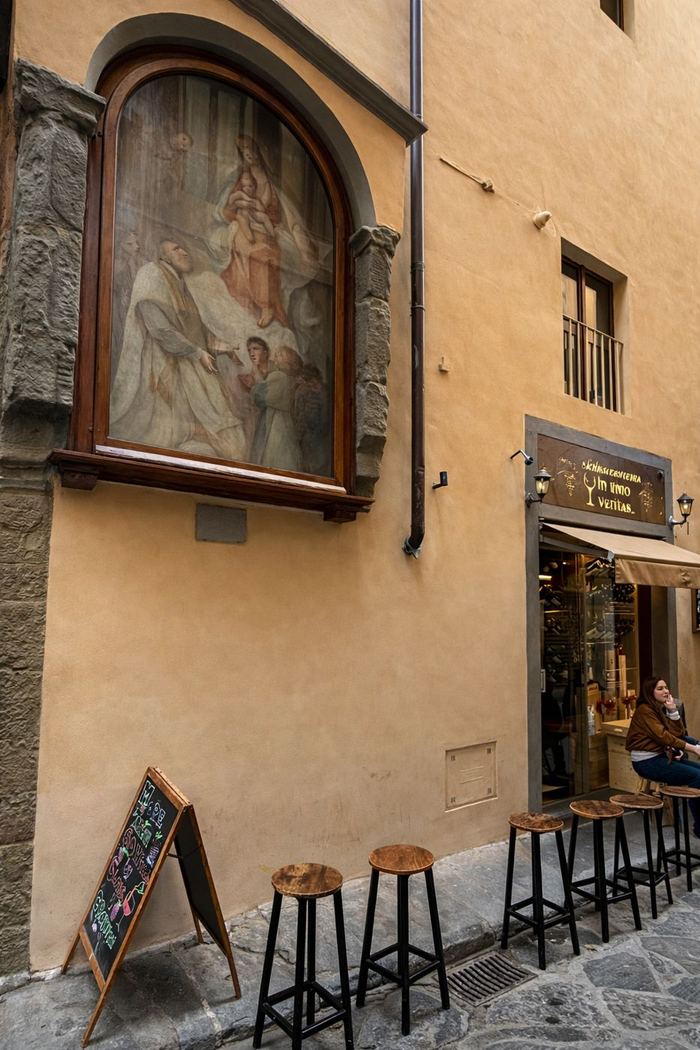 Via dei Cimatori, con il tabernacolo