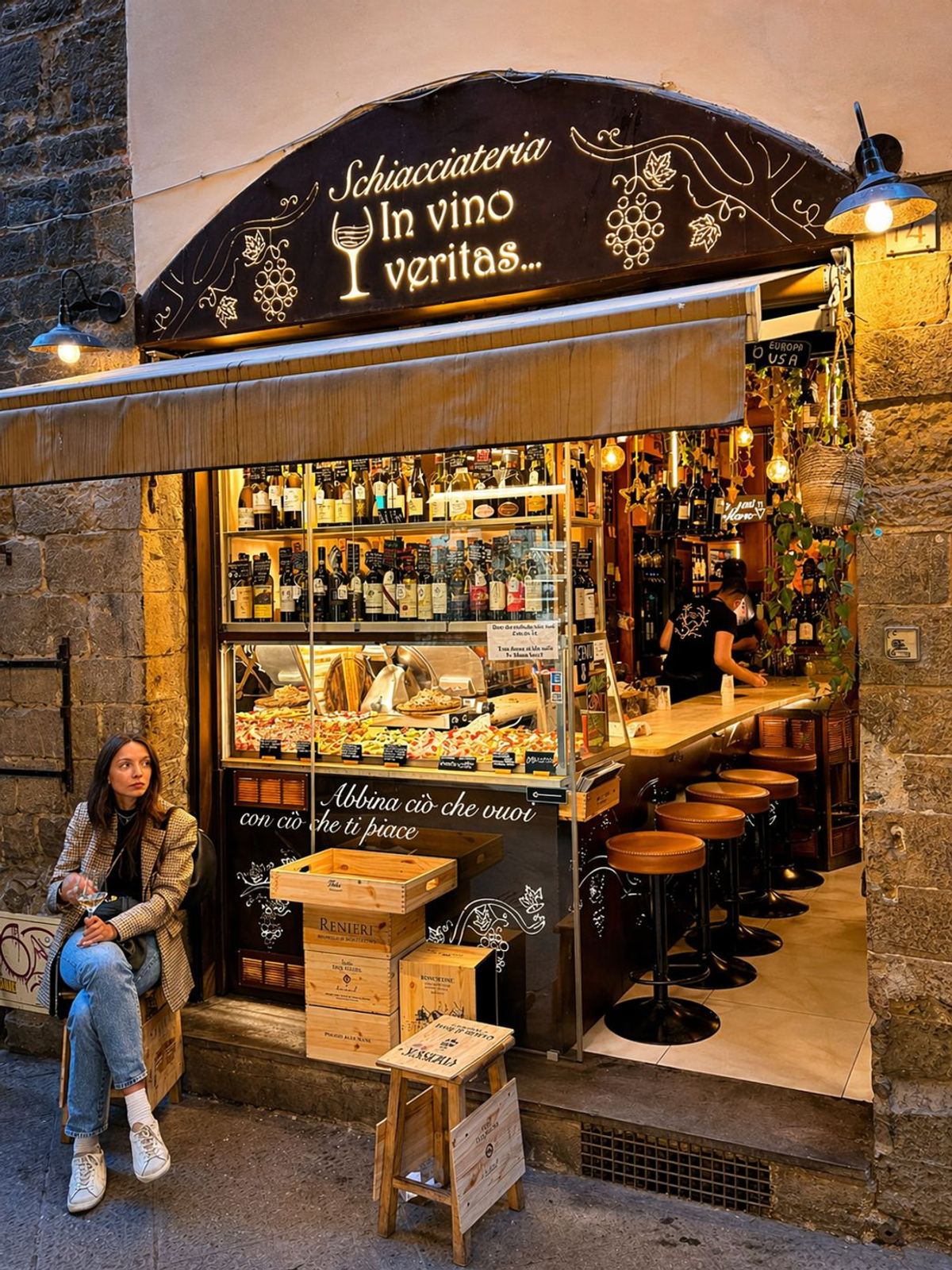 La fachada por la noche