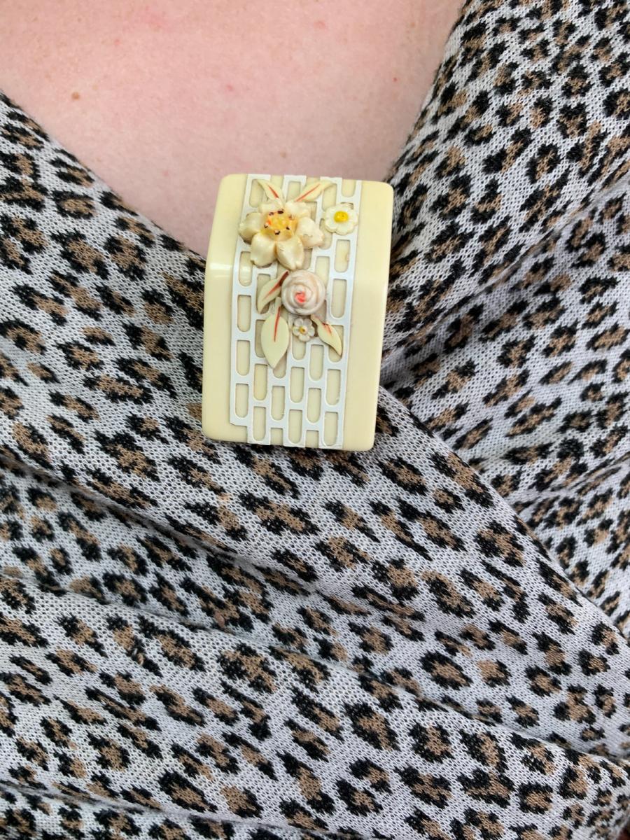 20s/30s Celluloid Flower Clip product image