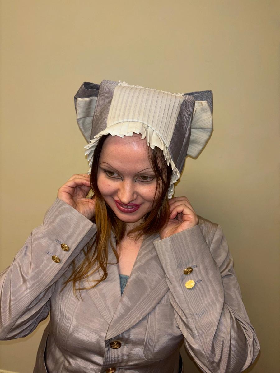 Berlin Opera House Bow Hat product image