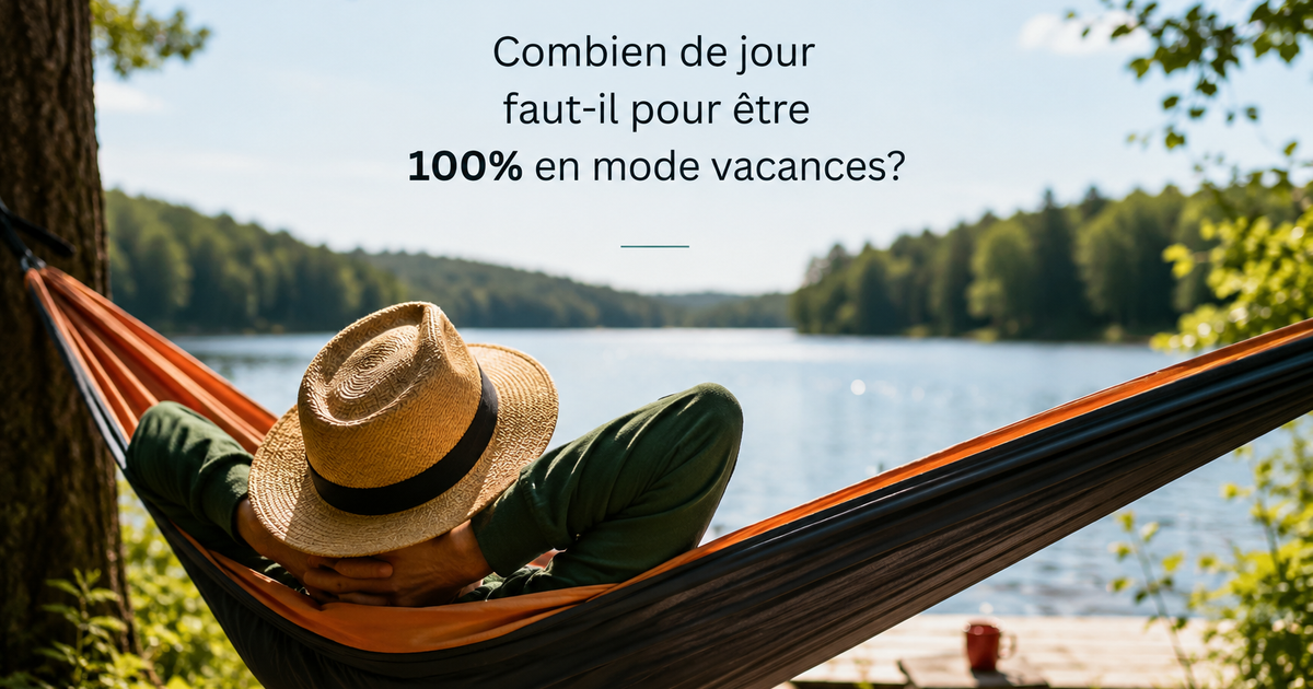 Personne se reposant dans un hamac au bord d'un lac pendant les vacances, illustrant le temps nécessaire au cerveau pour décrocher et récupérer mentalement.