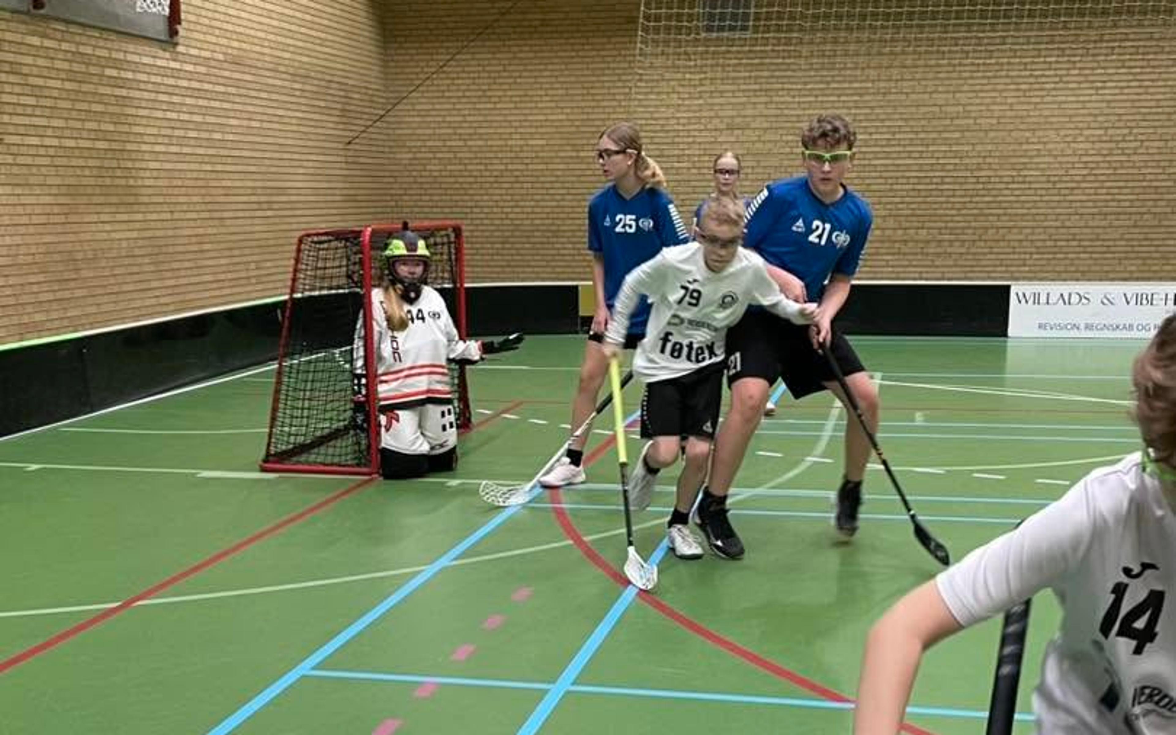 U11-U13 i kamp foran modstanderens mål