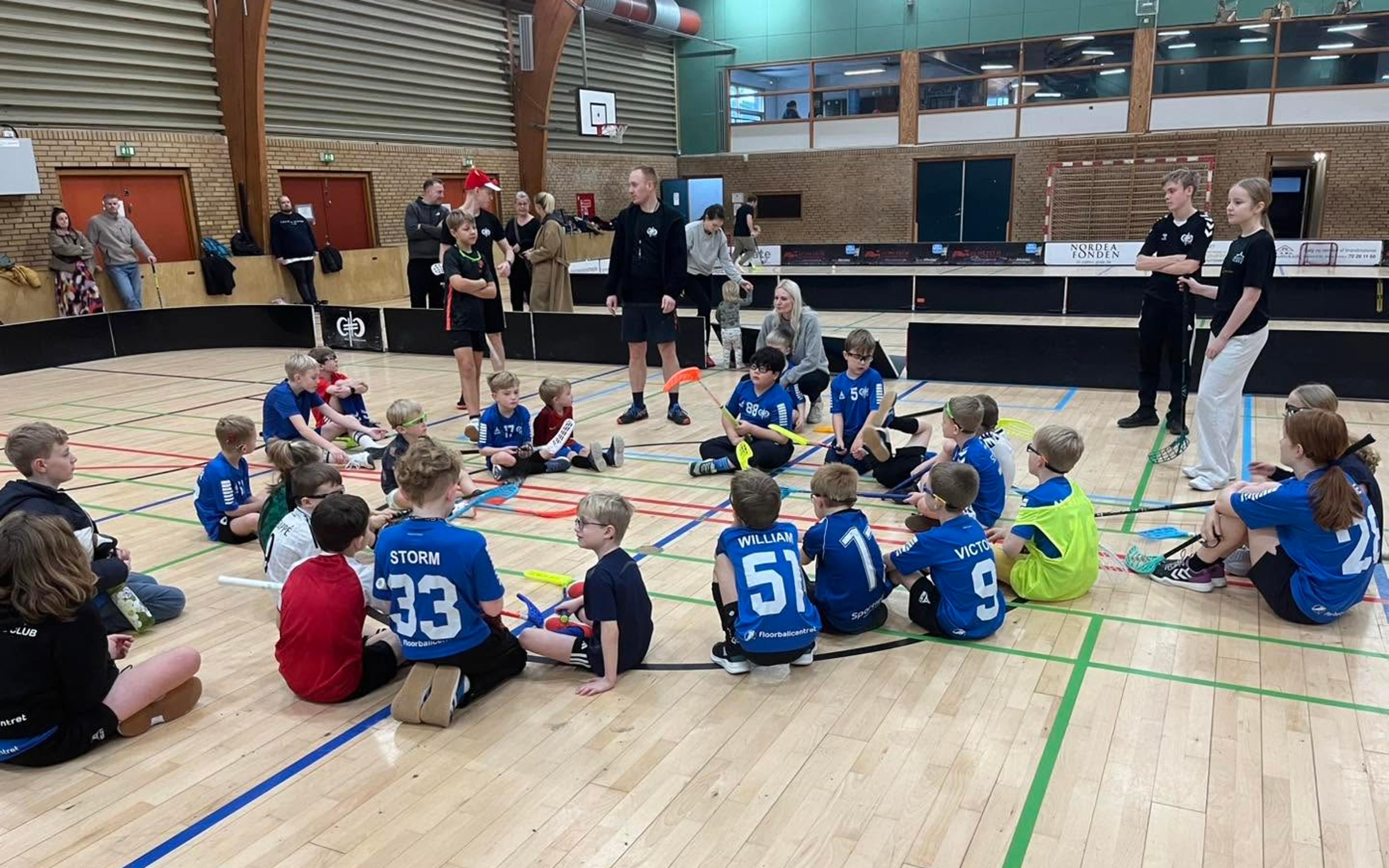 U7-U9 samlet på gulvet omkring trænerne