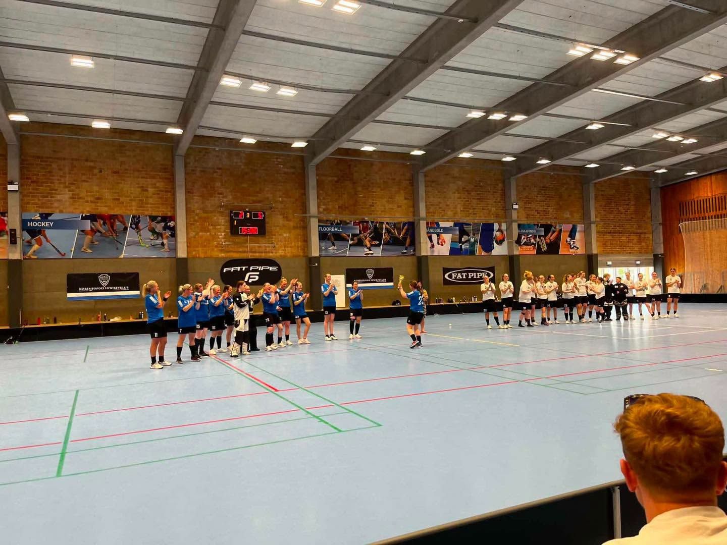 Kvinde 1 og modstanderne takker af efter kampen