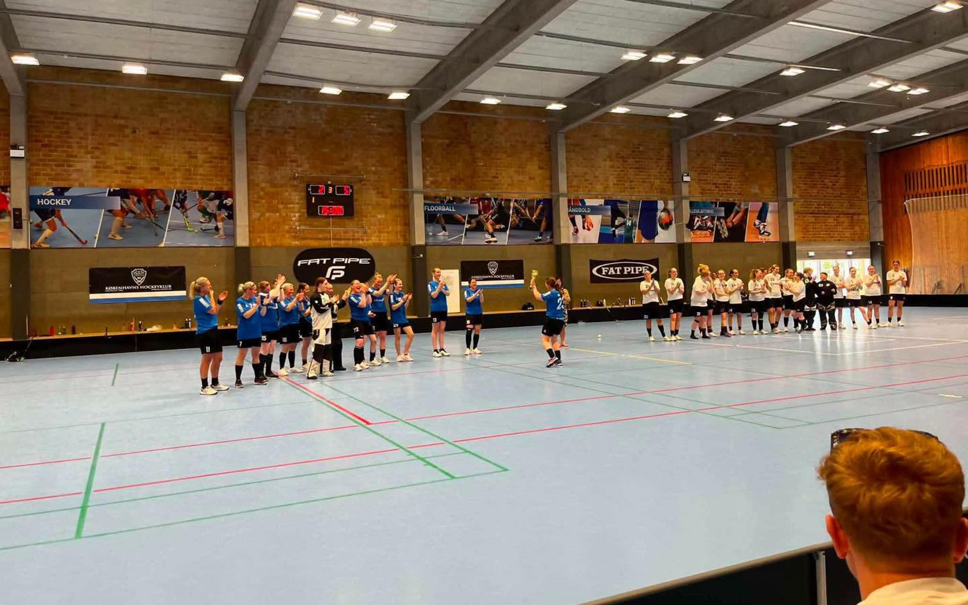 Kvinde 1 og modstanderne takker af efter kampen