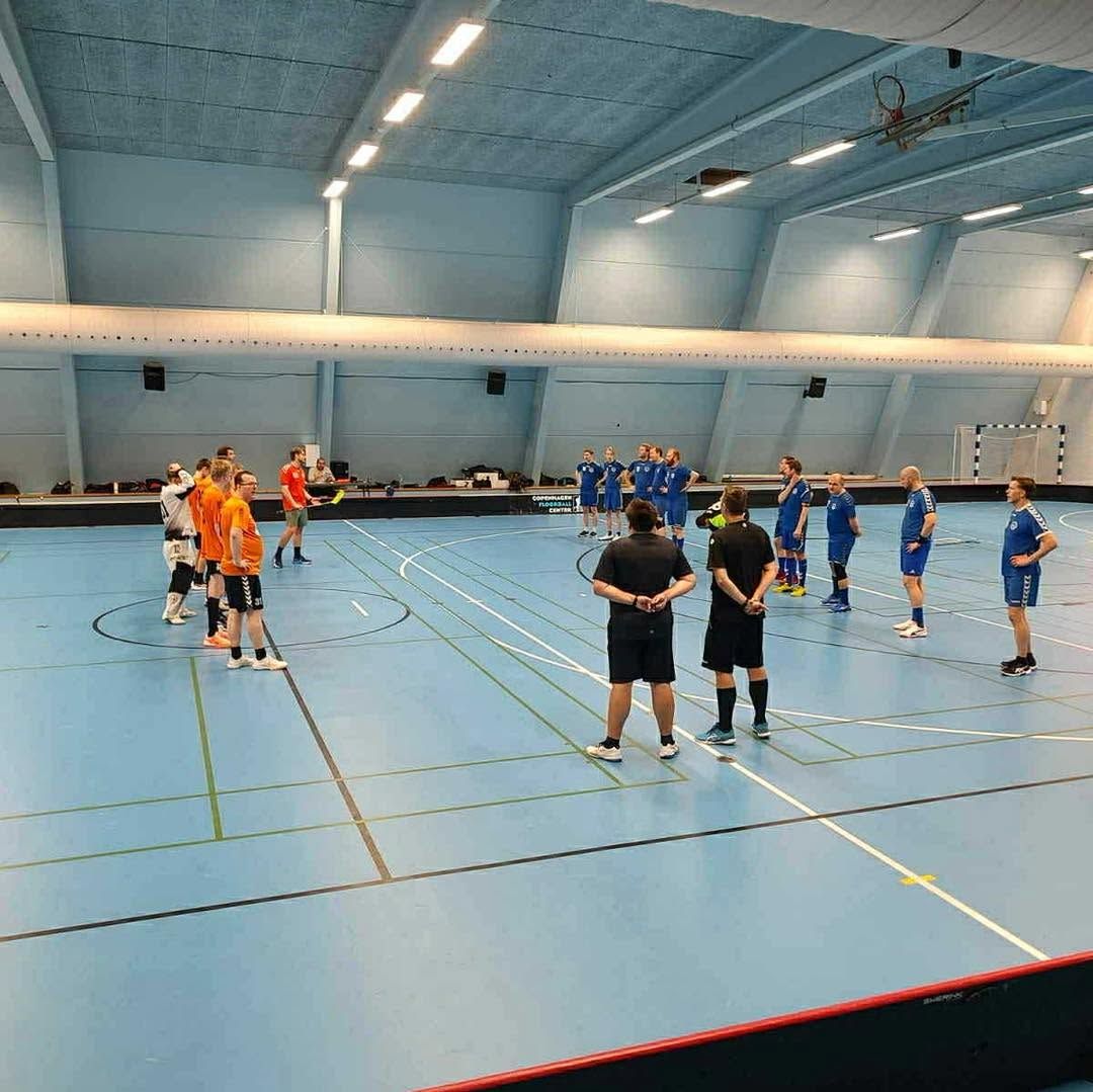 Herre 3 samlet med modstanderne før kampen