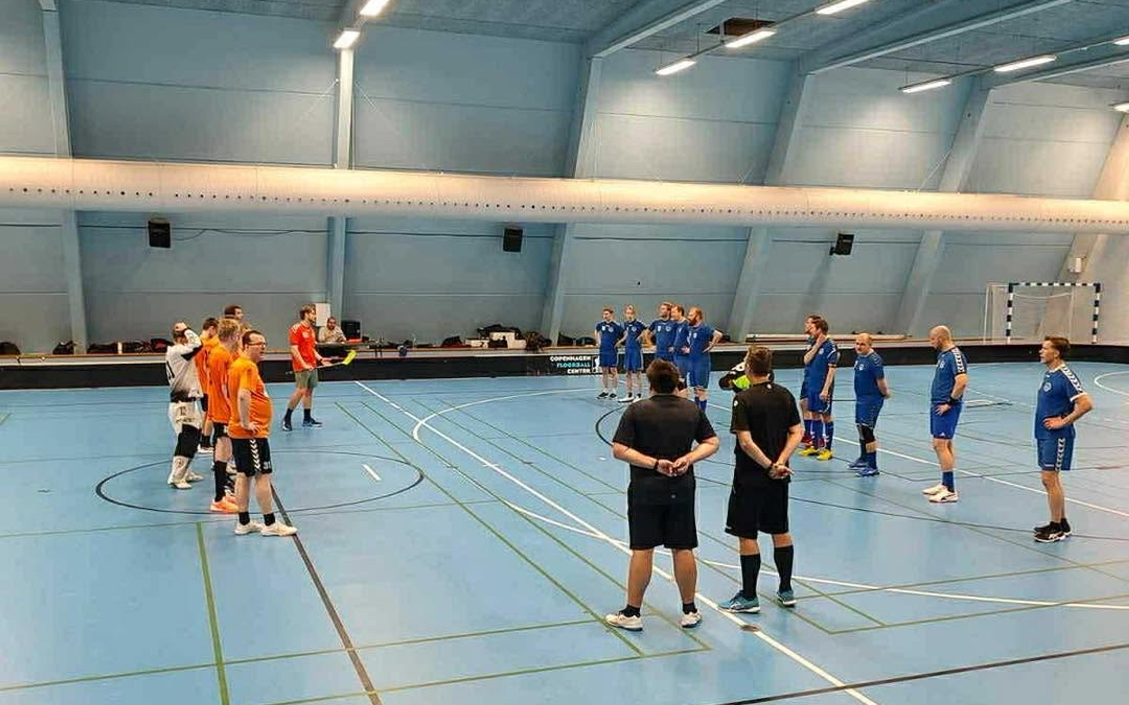 Herre 3 samlet med modstanderne før kampen