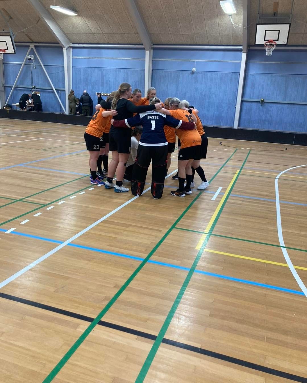 Kvinde 1 samlet i en ring før kampen