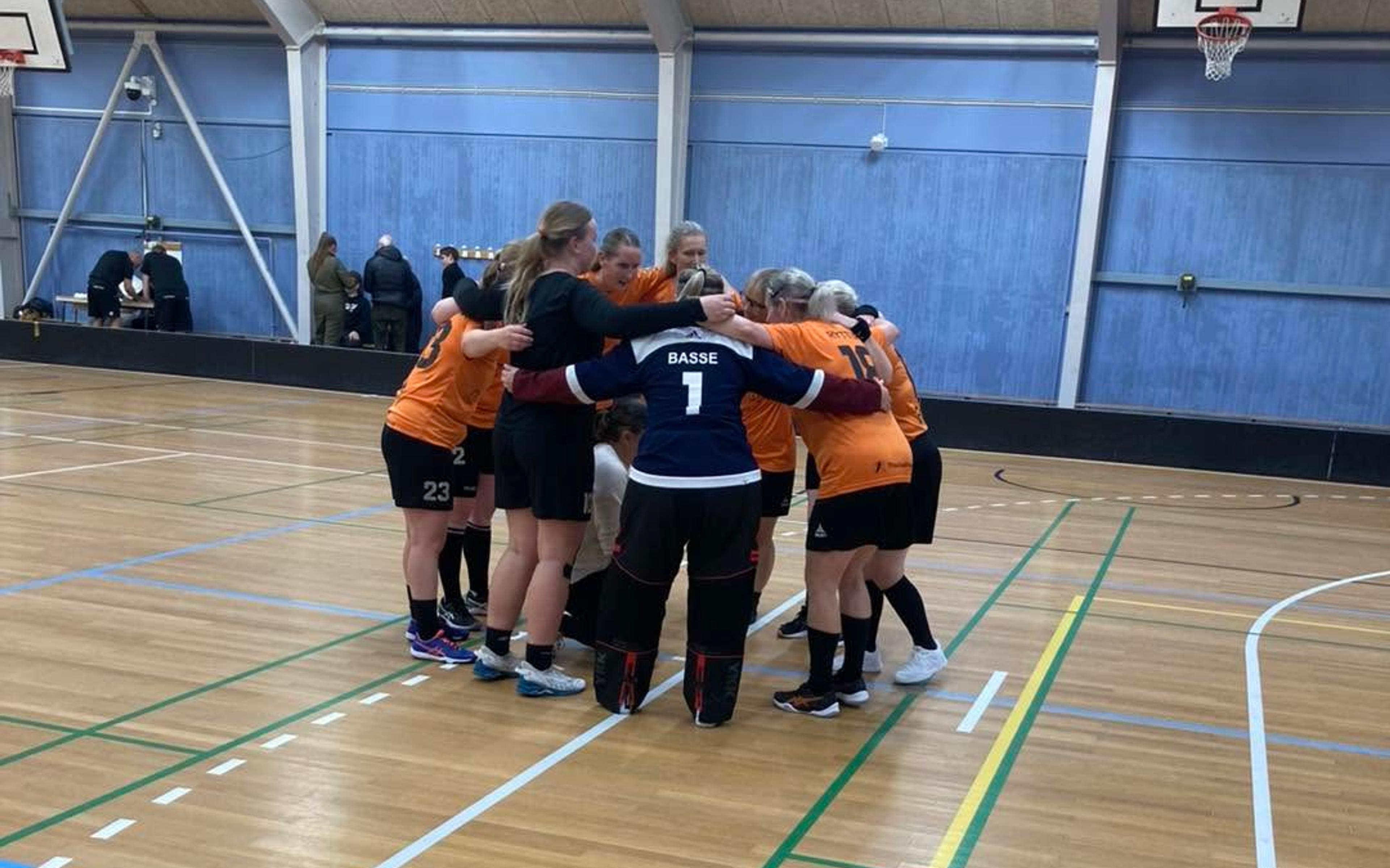 Kvinde 1 samlet i en ring før kampen