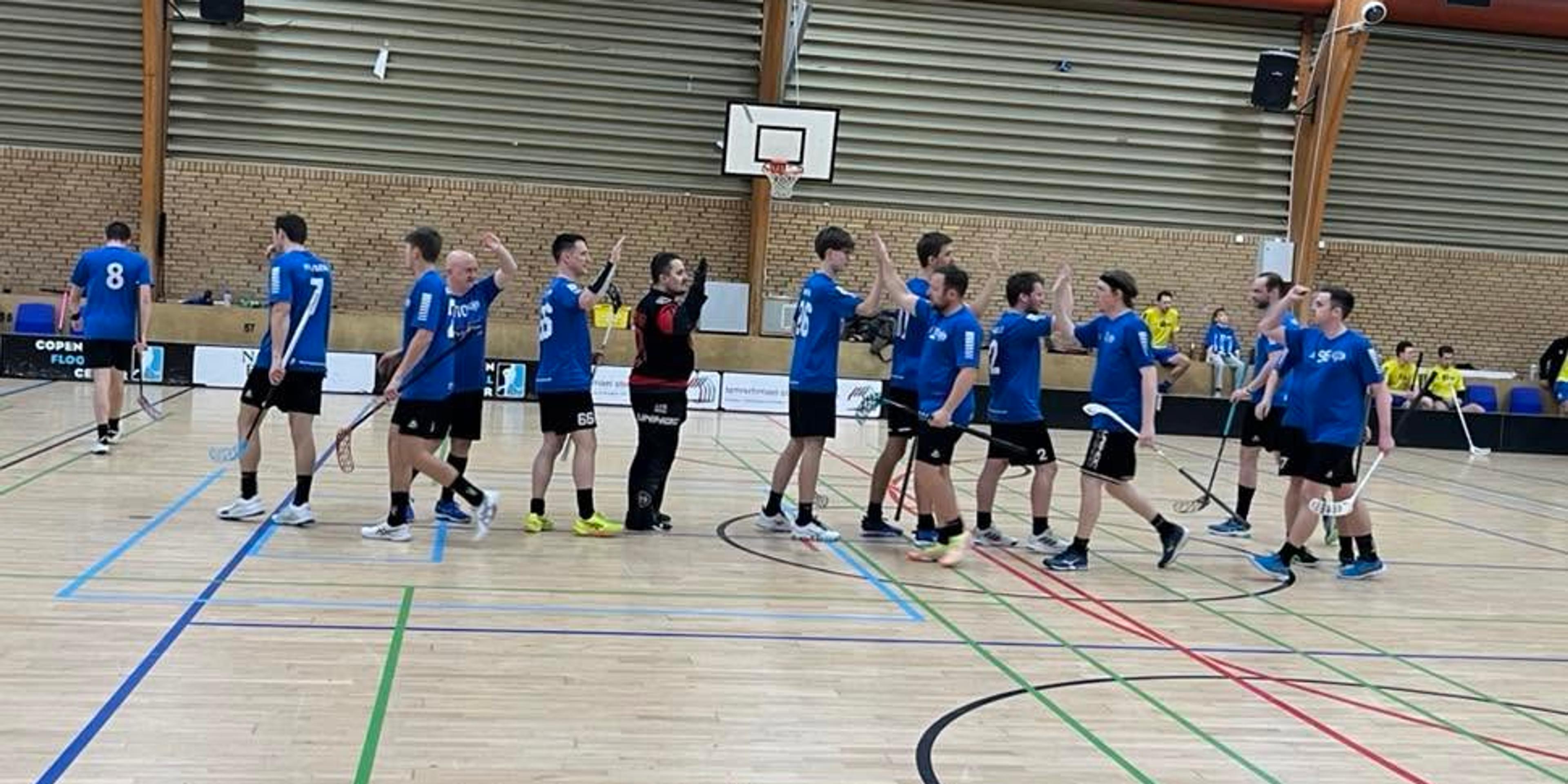 Spillere takker af efter kampen