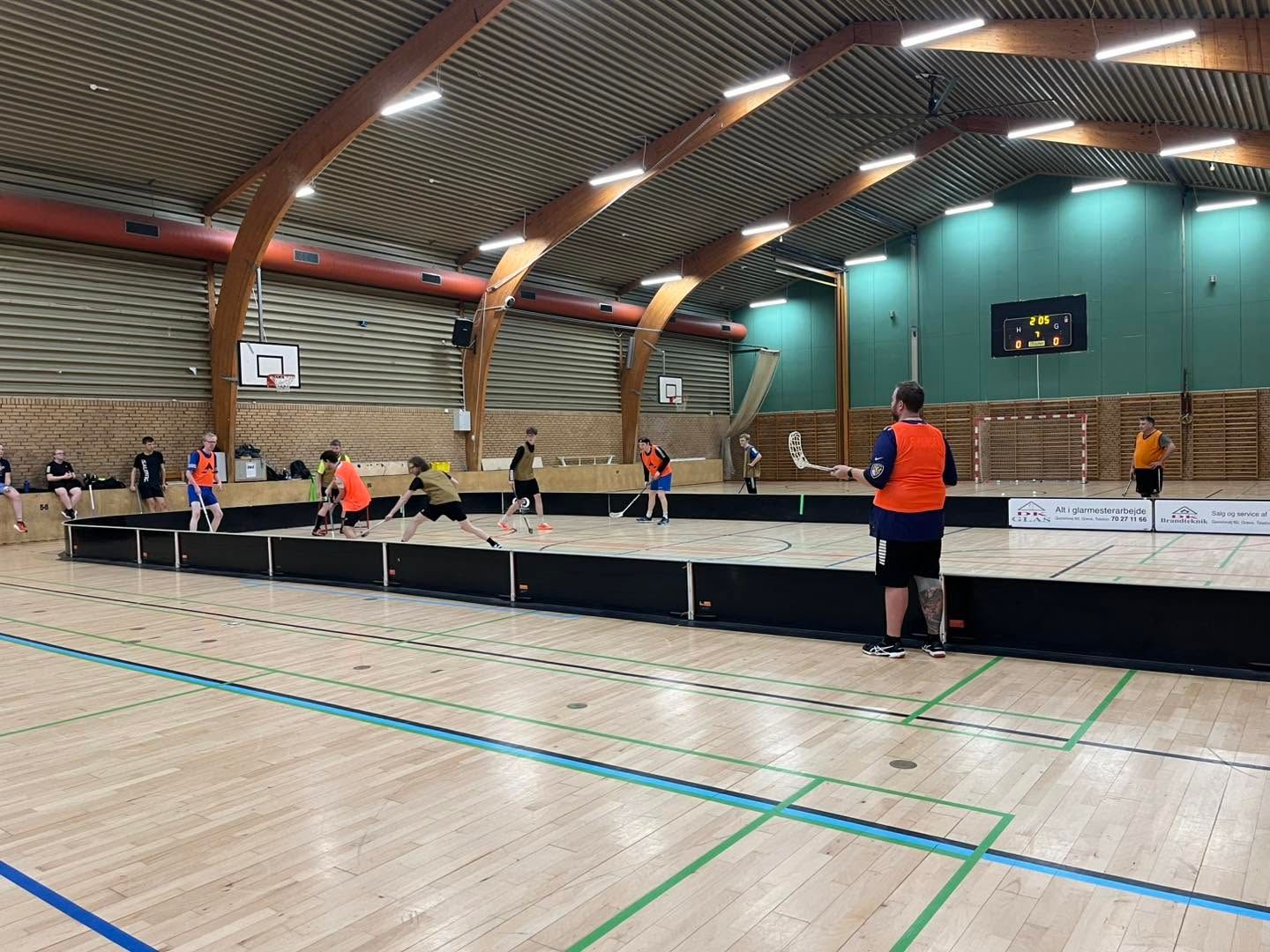 Motionsholdet i gang med træningen