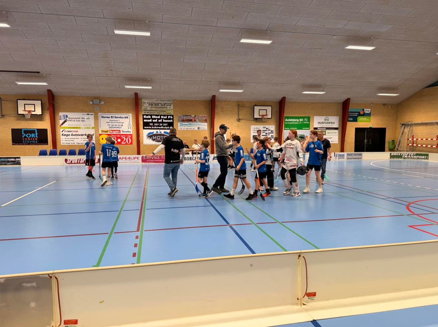 Ungdomsspillere takker modstanderne af efter kampen