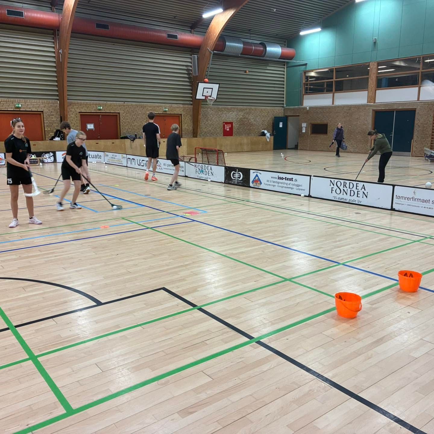 U11-U13 træner afslutninger i hallen