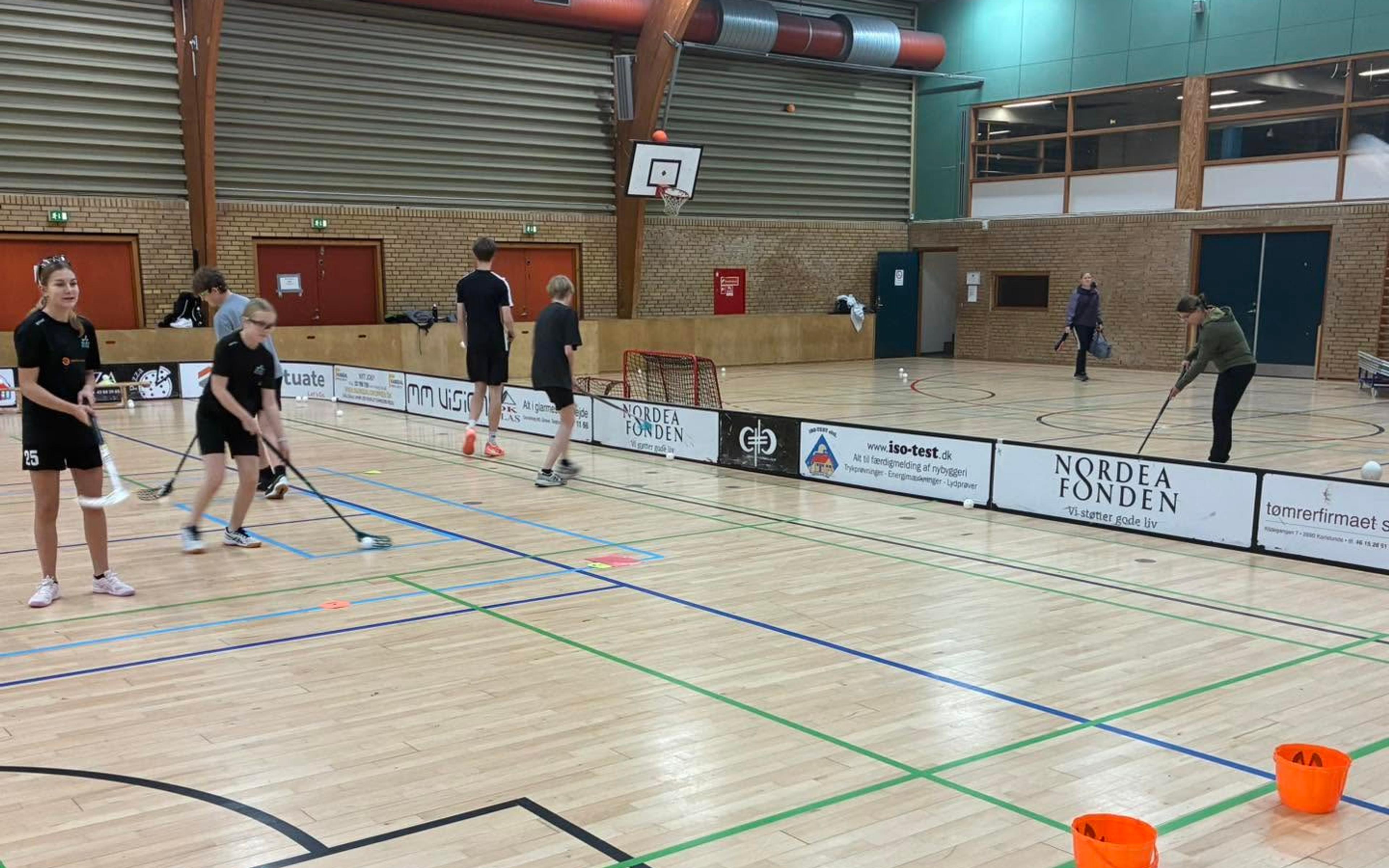 U11-U13 træner afslutninger i hallen