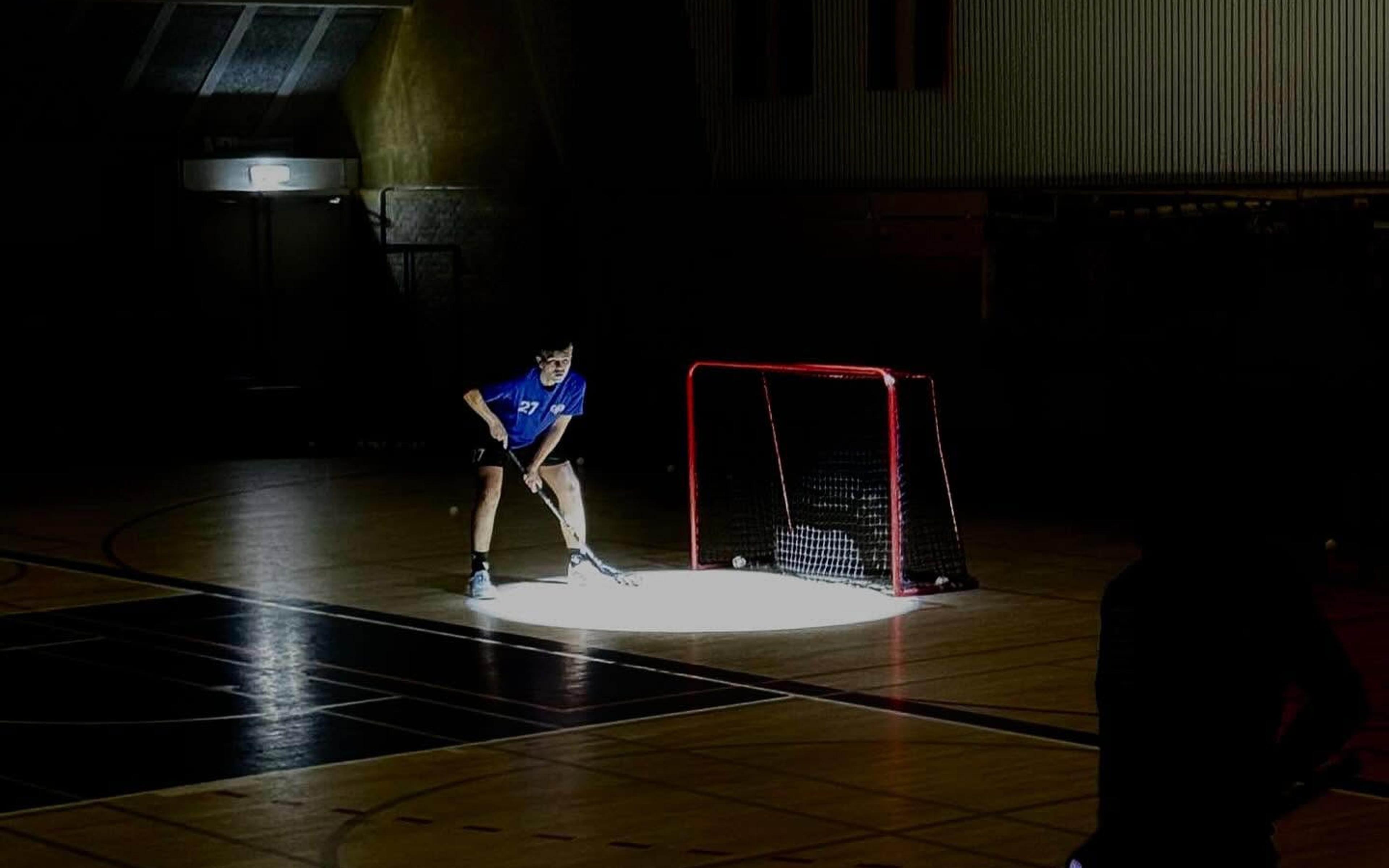 Spiller fra Herre 1 alene foran målet i en mørk hal