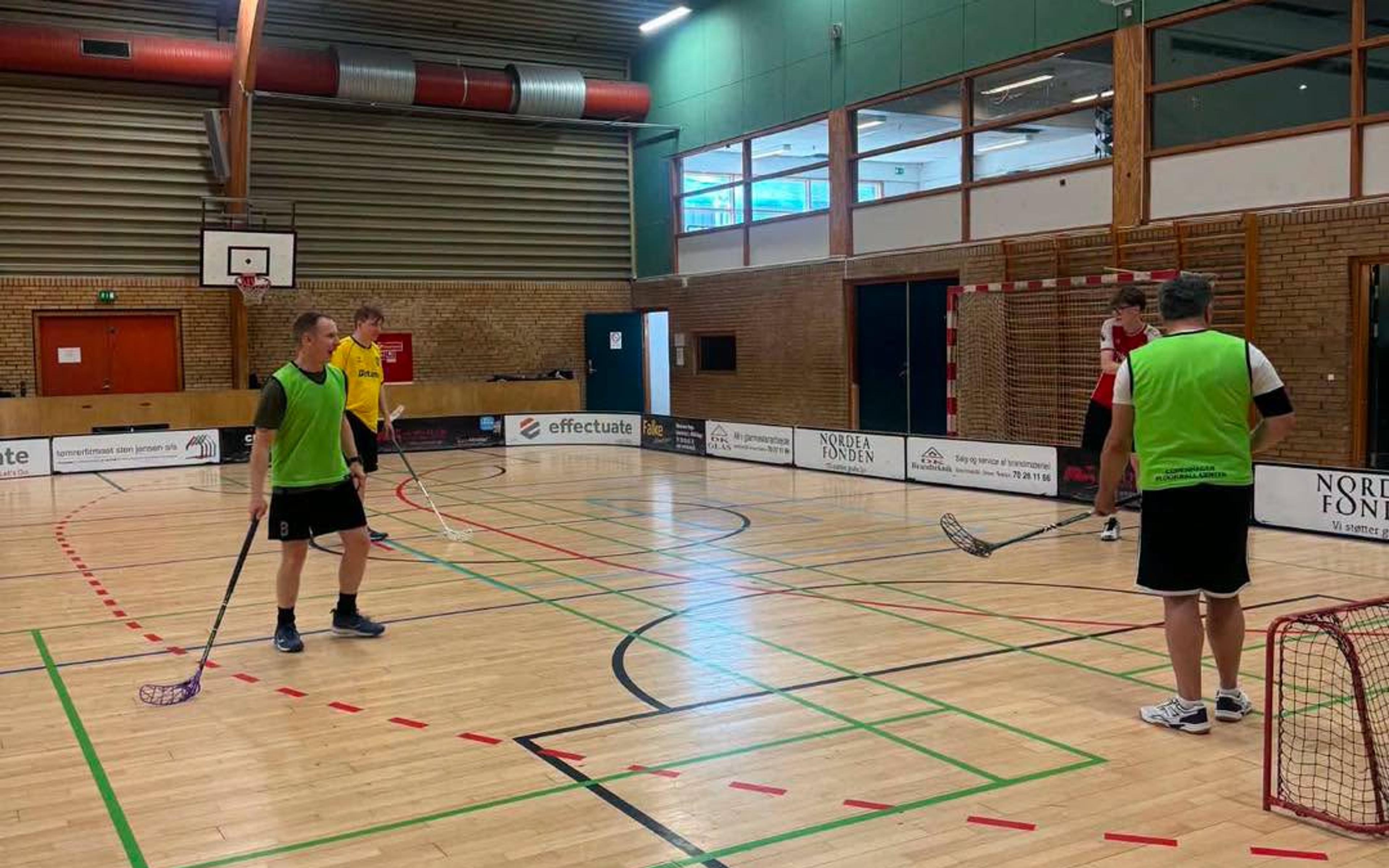 To spillere fra motionsholdet venter på bolden