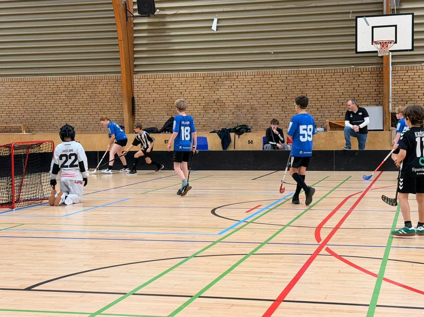 U7-U9 i kamp med målmanden klar i målet