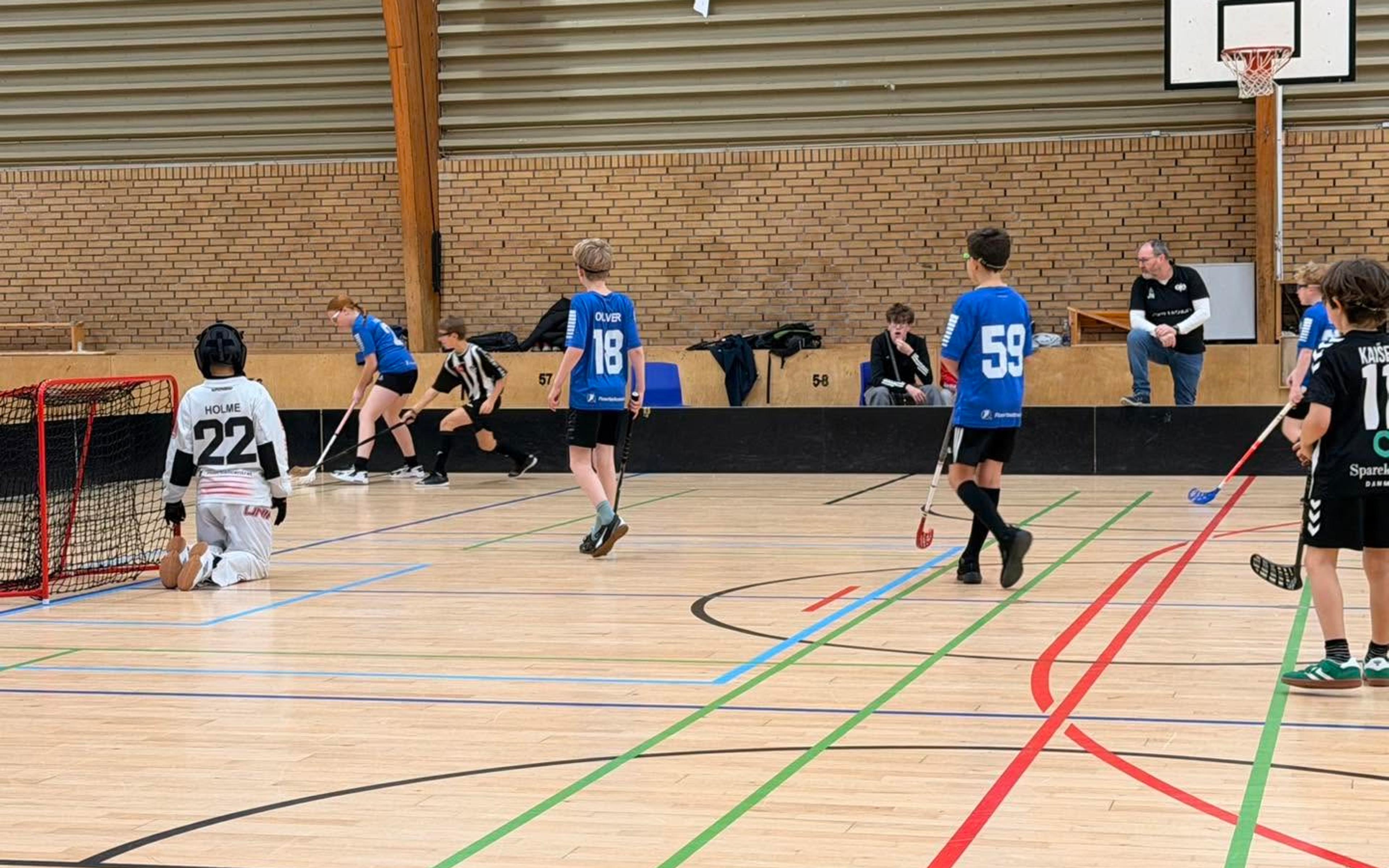 U7-U9 i kamp med målmanden klar i målet
