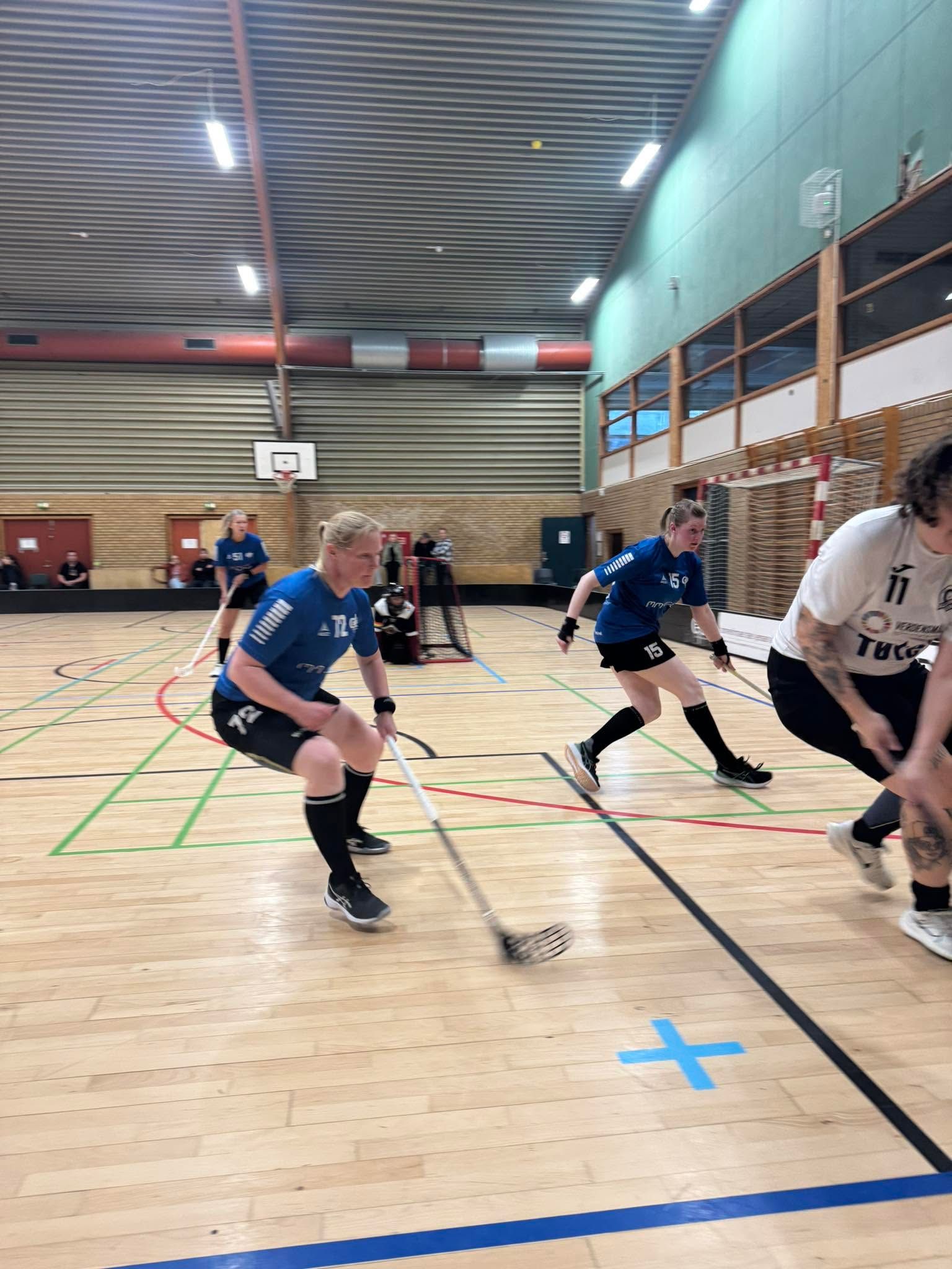 Spiller fra Kvinde 1 fører bolden frem