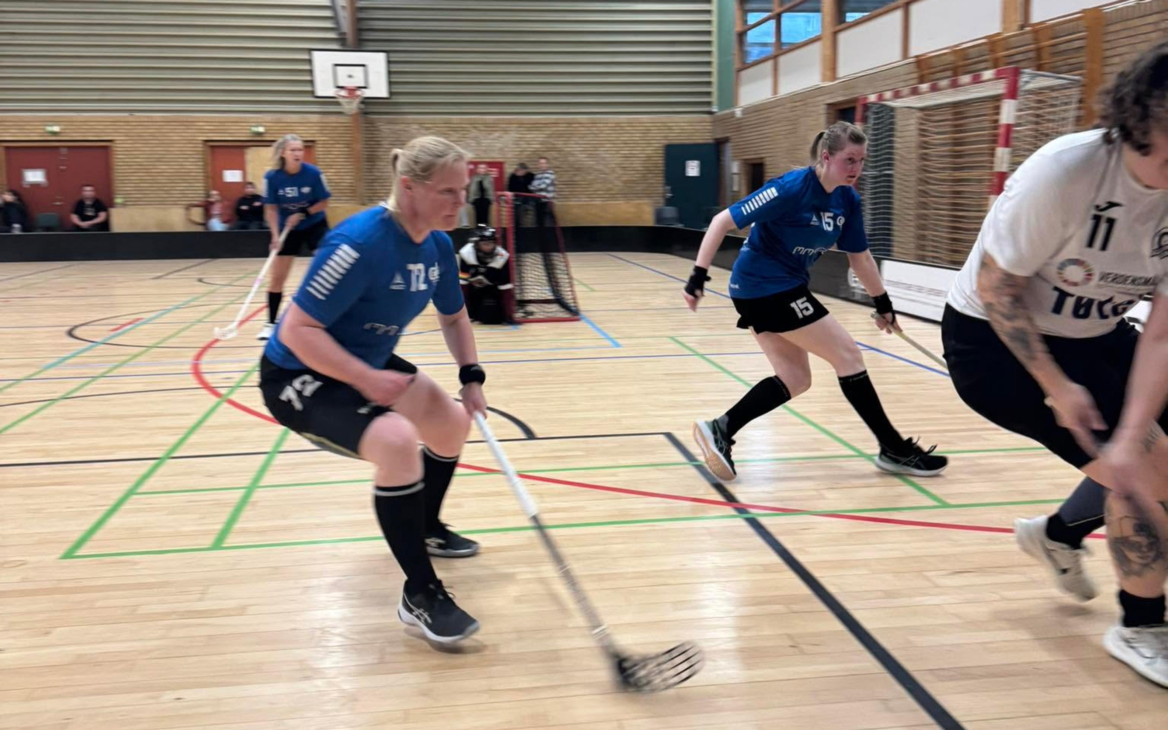 Spiller fra Kvinde 1 fører bolden frem