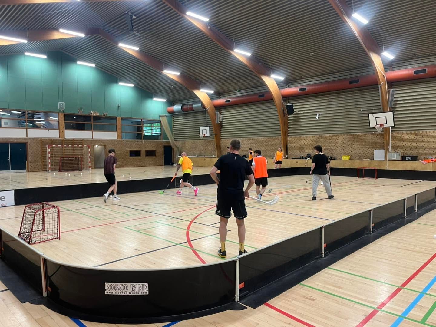 Motionsholdet træner inde i banden i Damagerhallen