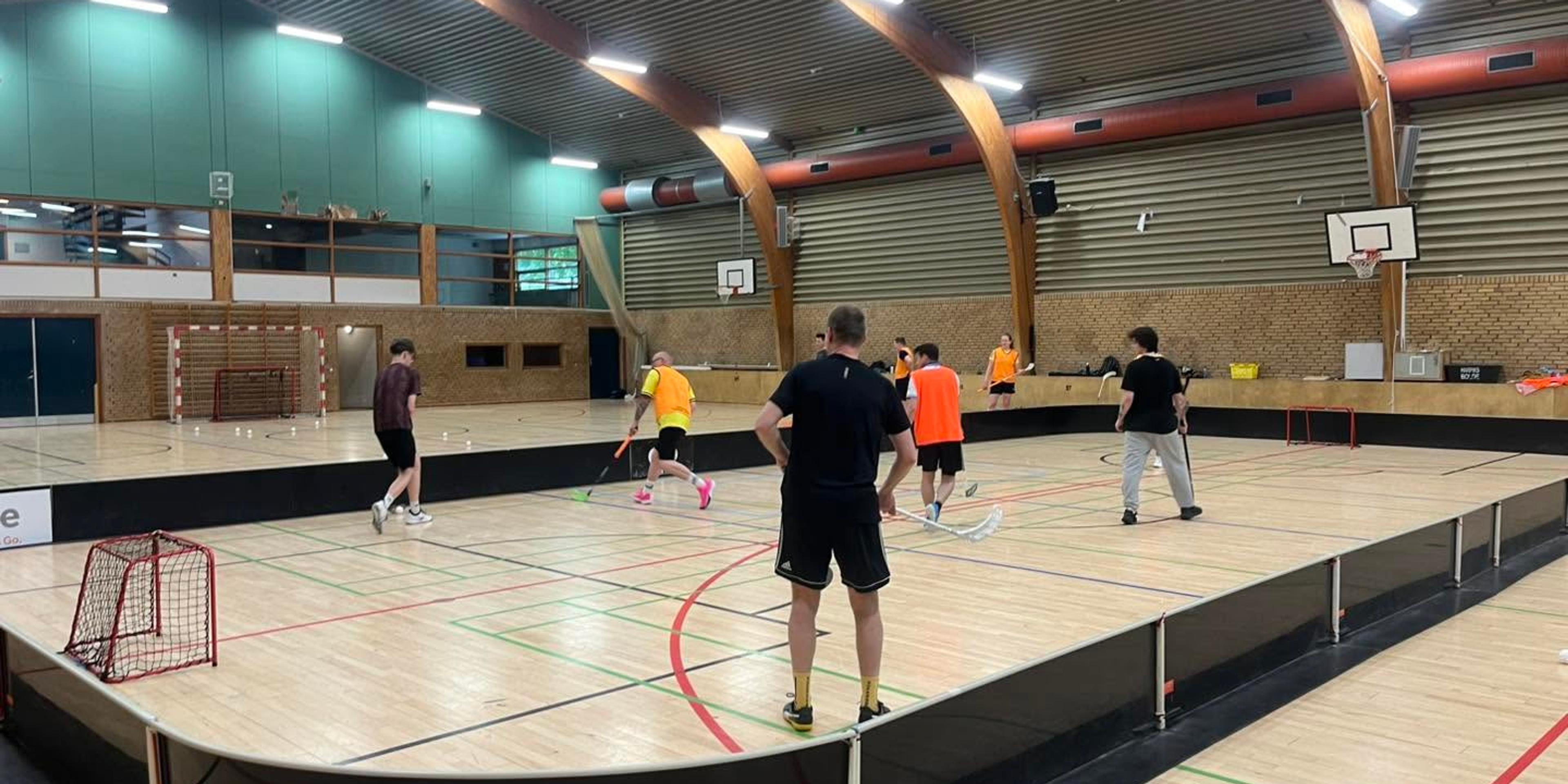 Motionsholdet træner inde i banden i Damagerhallen