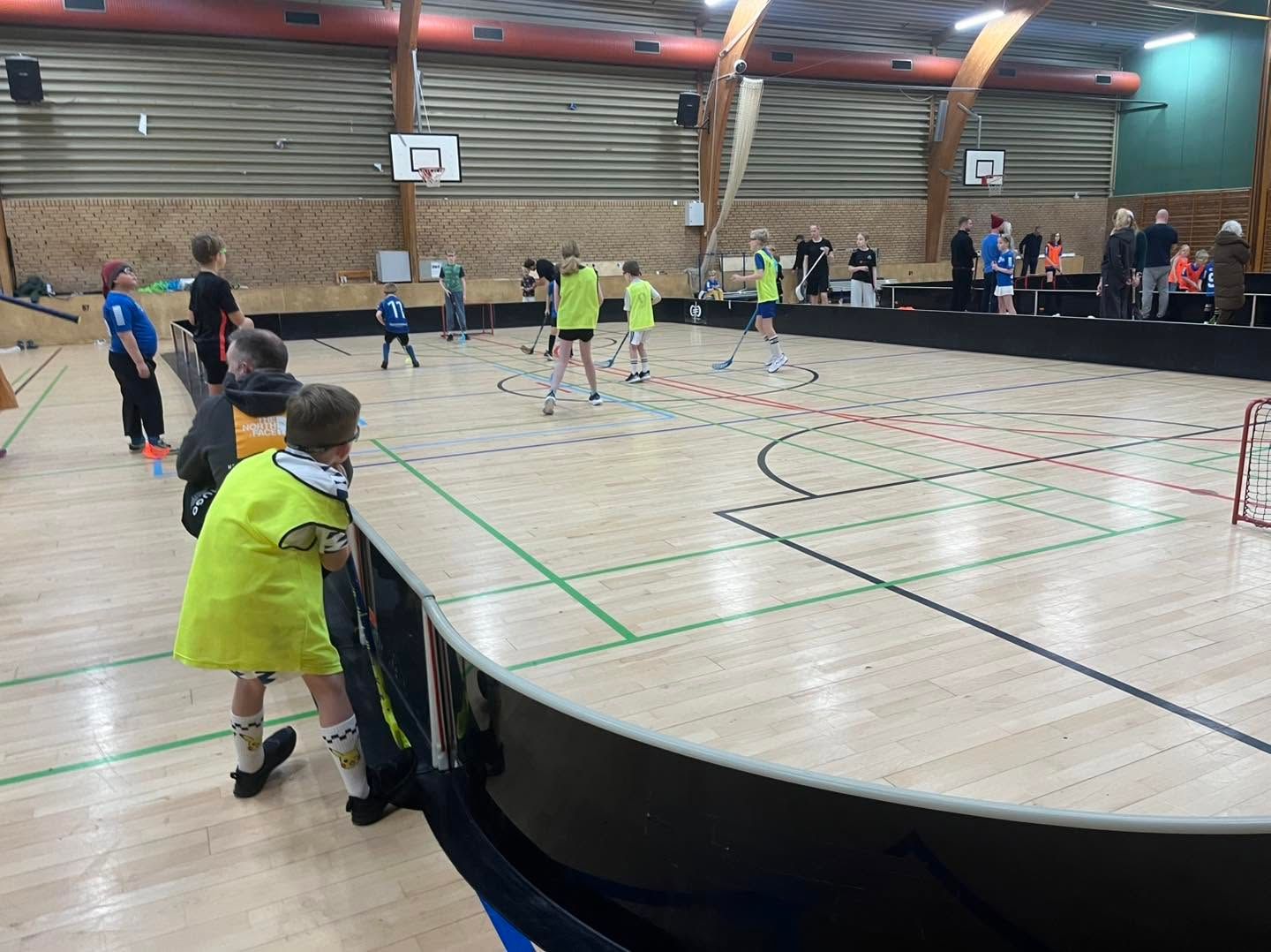 Ung spiller venter ved banden på at komme ind