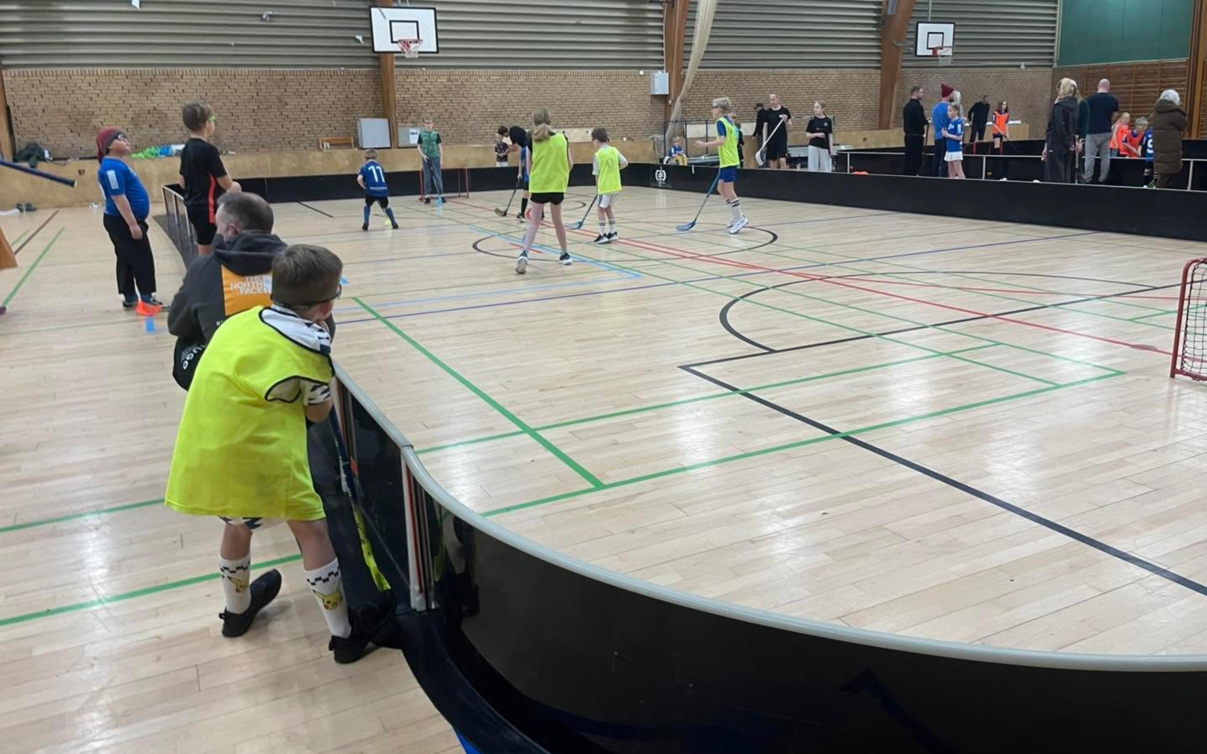 Ung spiller venter ved banden på at komme ind