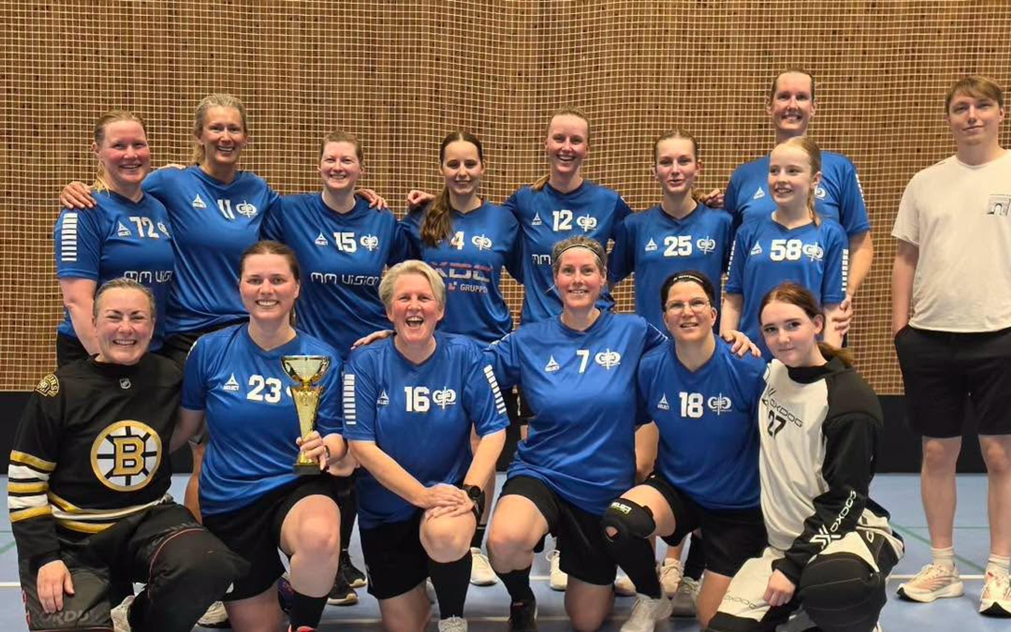 Kvinde 1 med pokalen efter turneringen