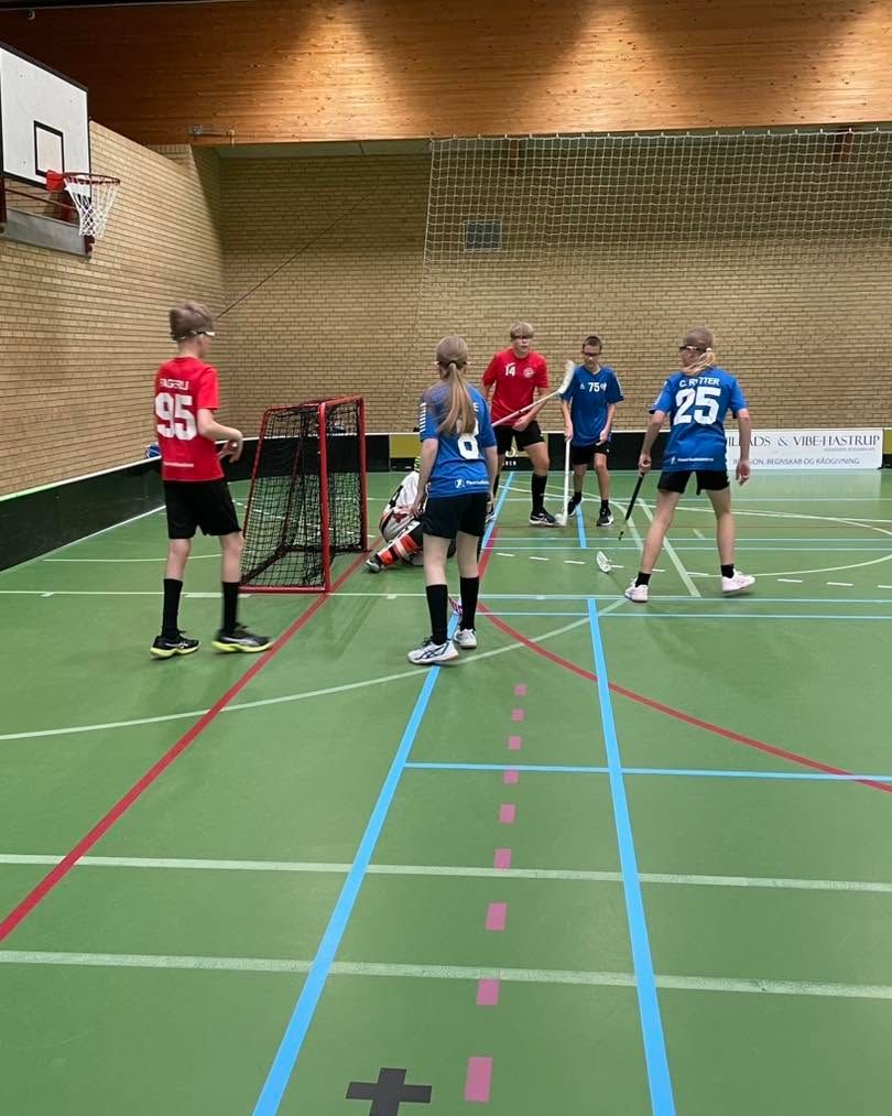 Spillere fra U11-U13 omkring målet under kampen