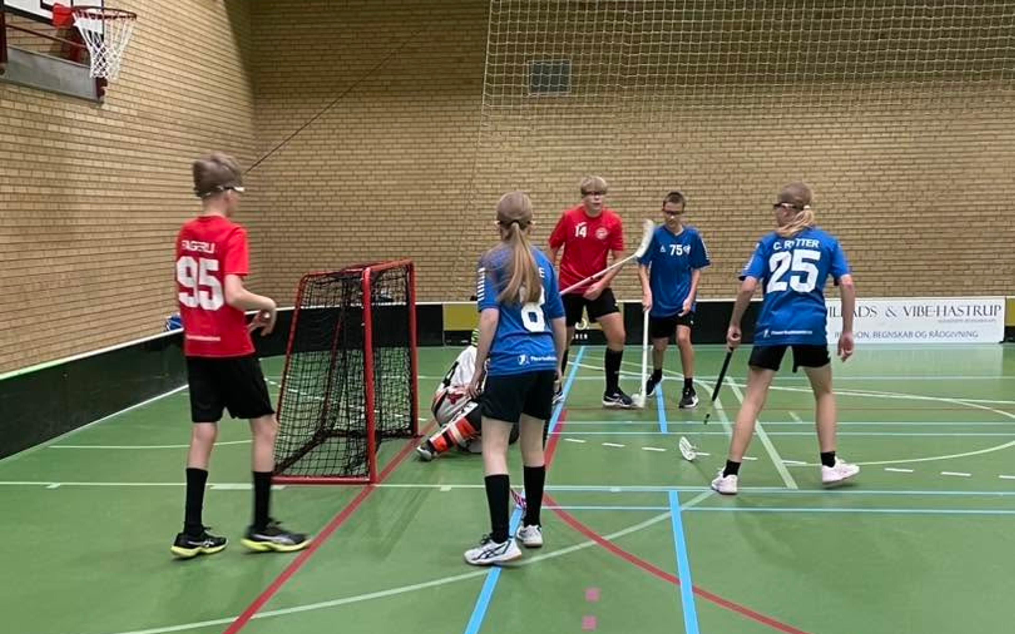 Spillere fra U11-U13 omkring målet under kampen
