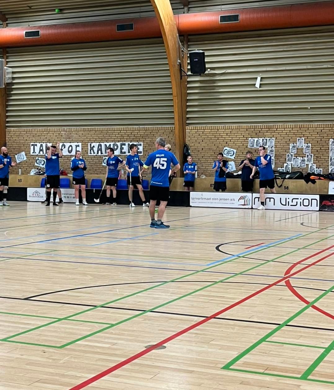 Herre 2 takker publikum efter sæsonens sidste kamp