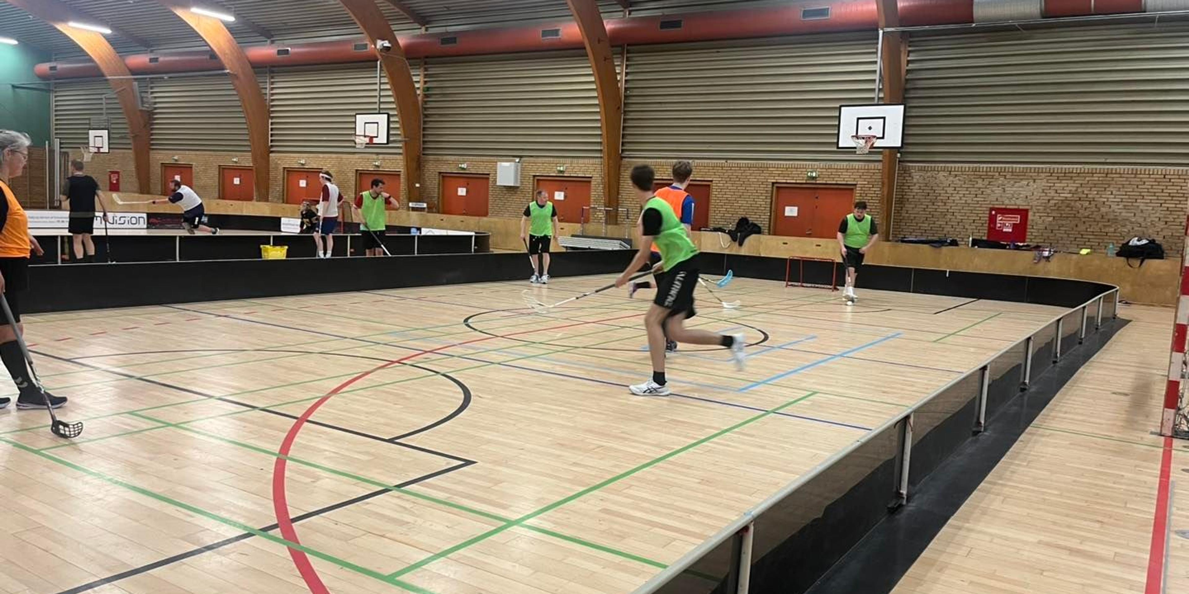 Spillere i aktion til floorballtræning