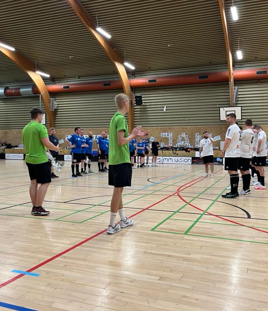 Herre 2 gør klar til kamp i hallen
