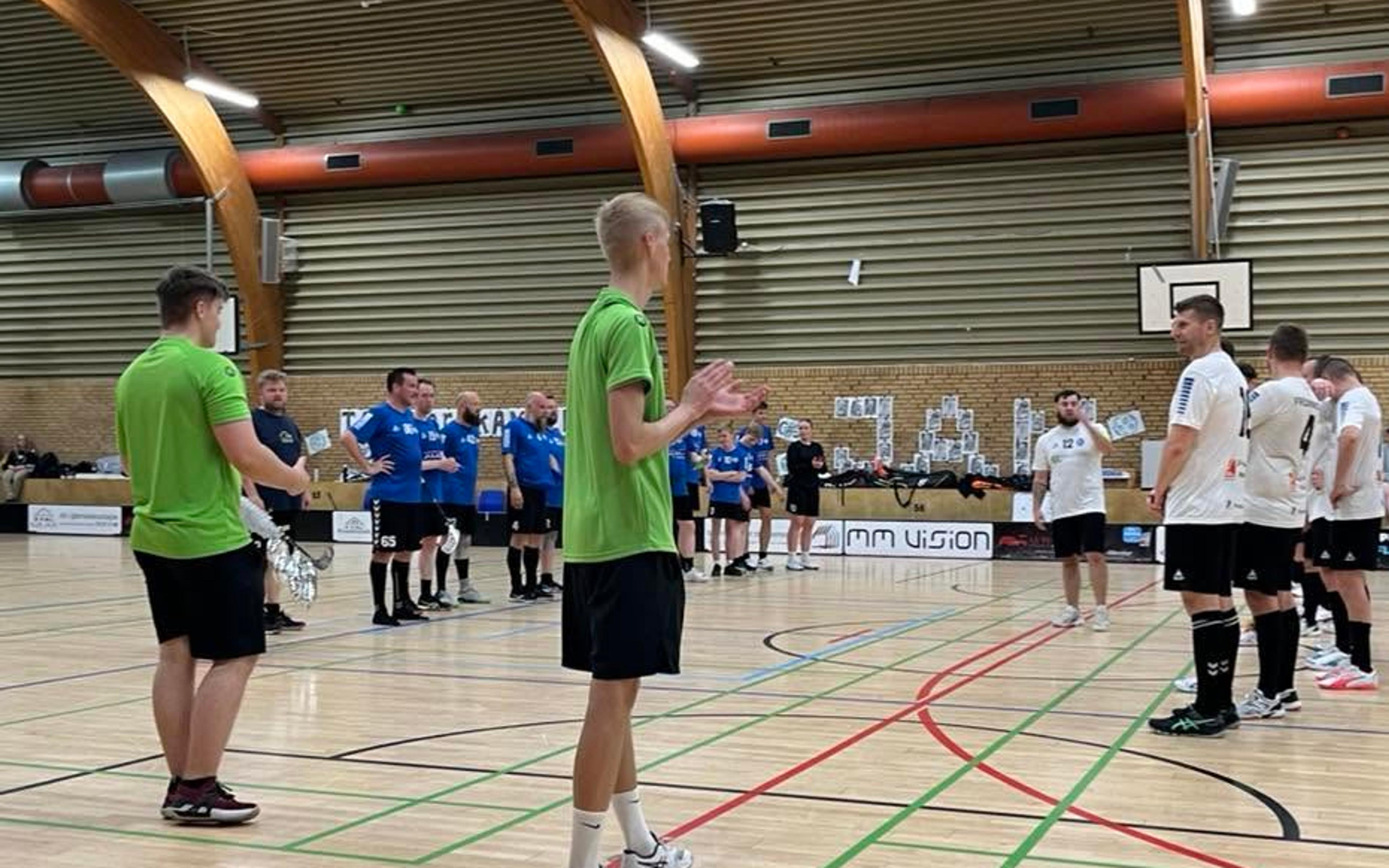 Herre 2 gør klar til kamp i hallen