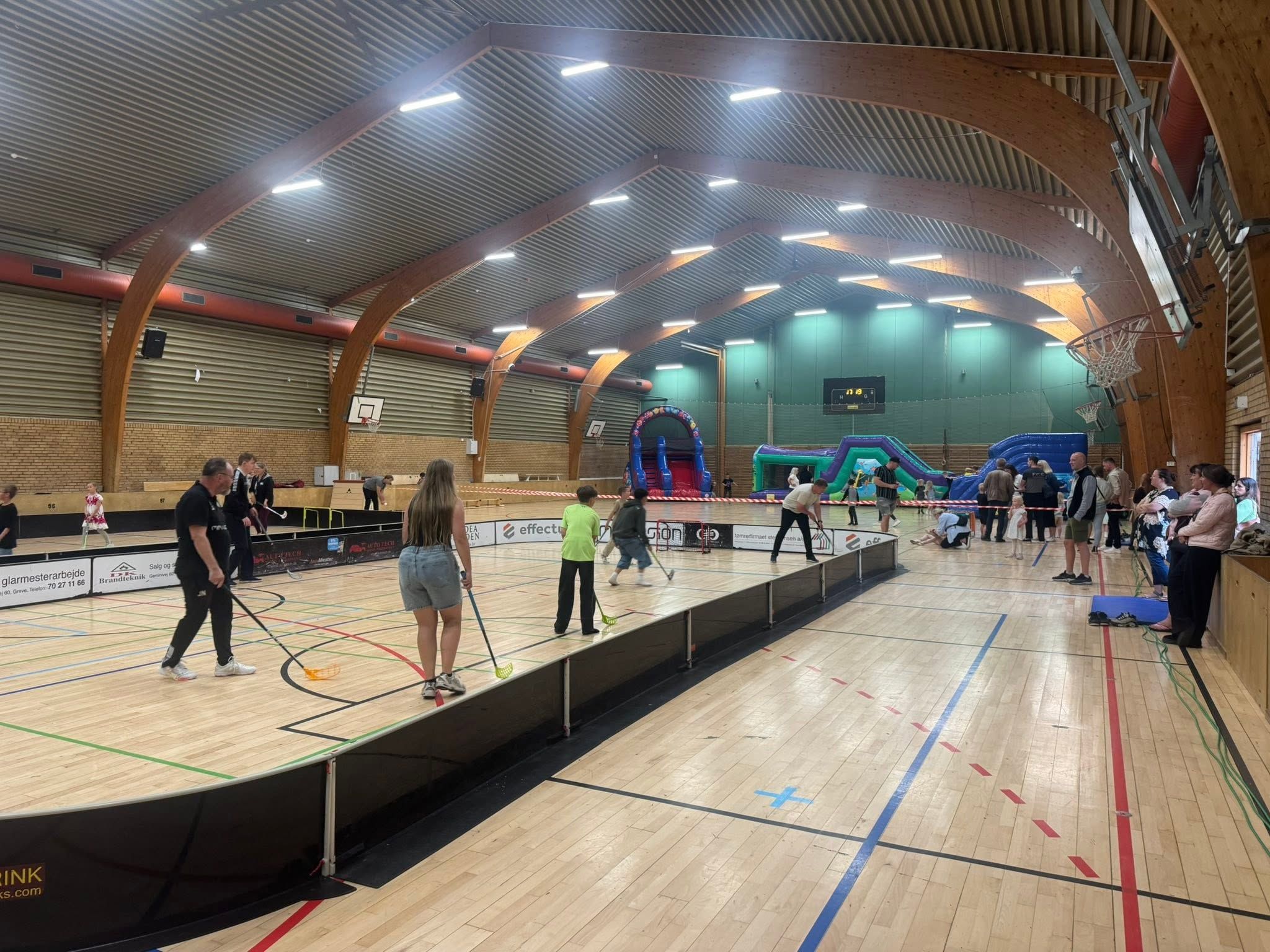 Børn og voksne spiller floorball til klubbens åbent hus