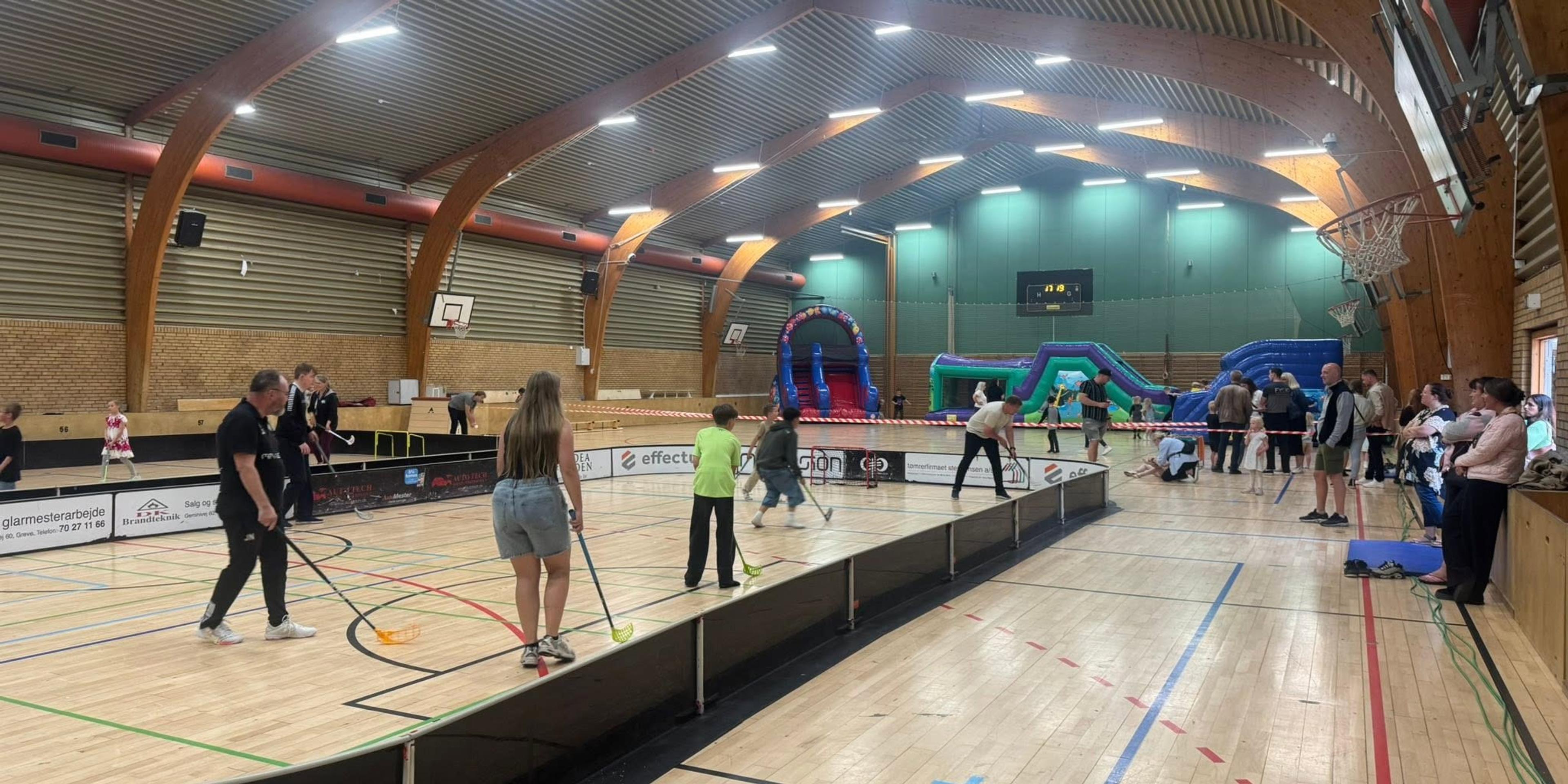 Børn og voksne spiller floorball til klubbens åbent hus