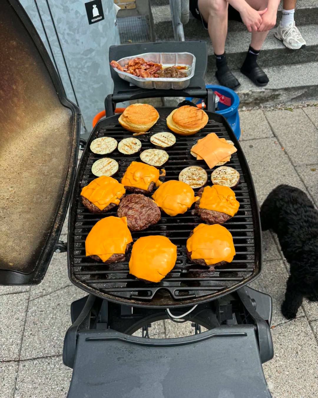 Burgere på grillen til motionsholdets sociale arrangement