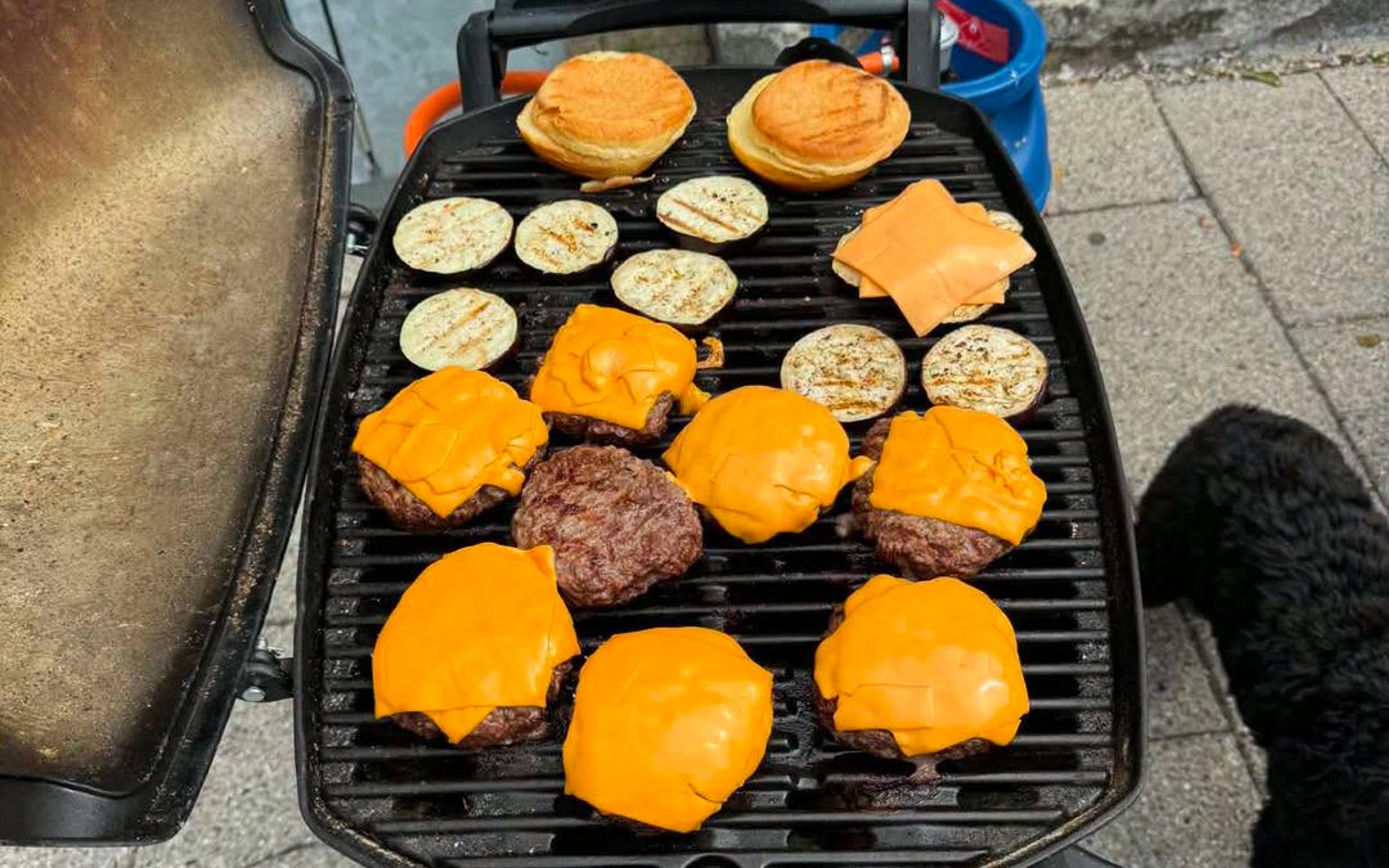 Burgere på grillen til motionsholdets sociale arrangement
