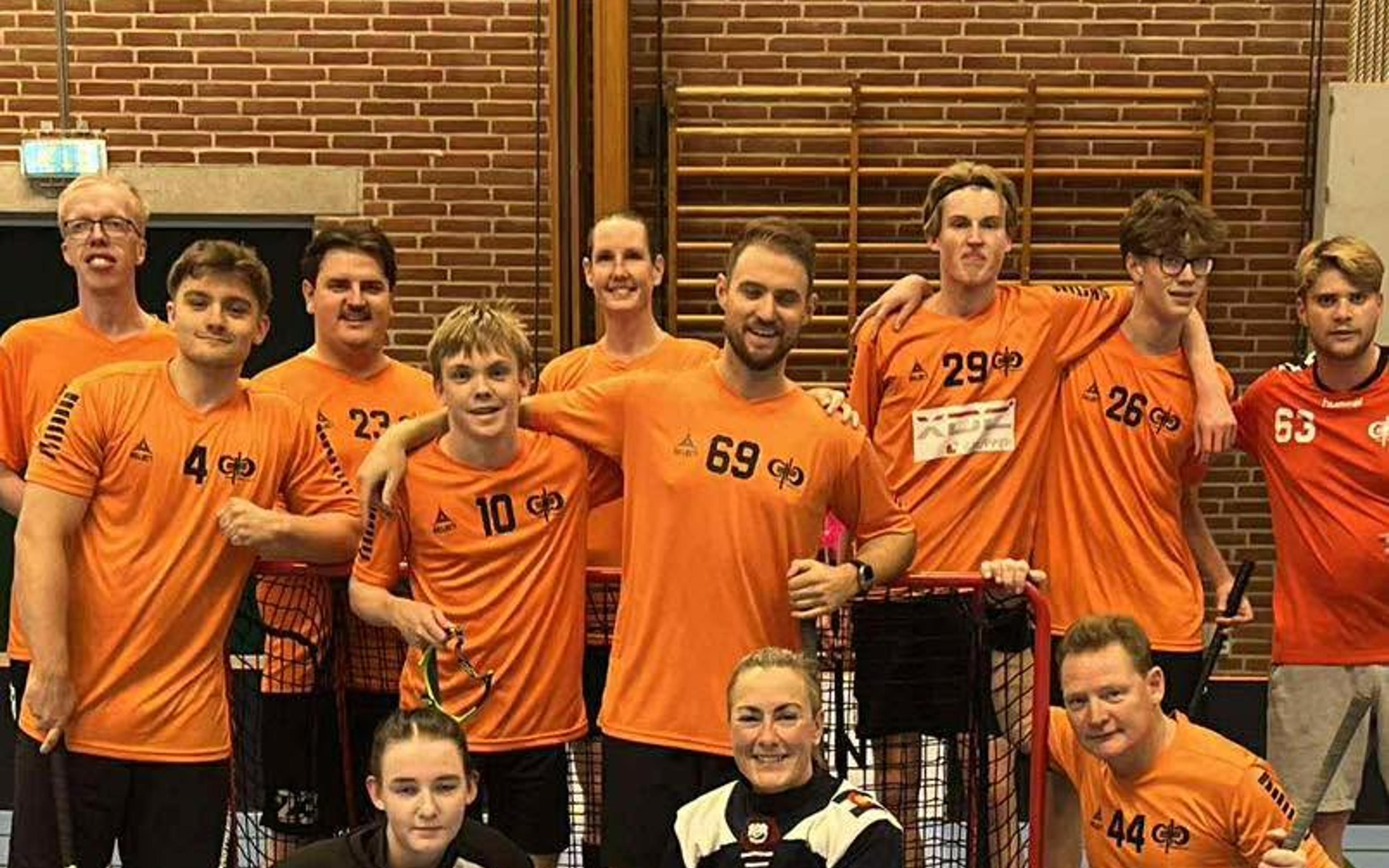 Herre 3 samlet til holdbillede med målmændene foran