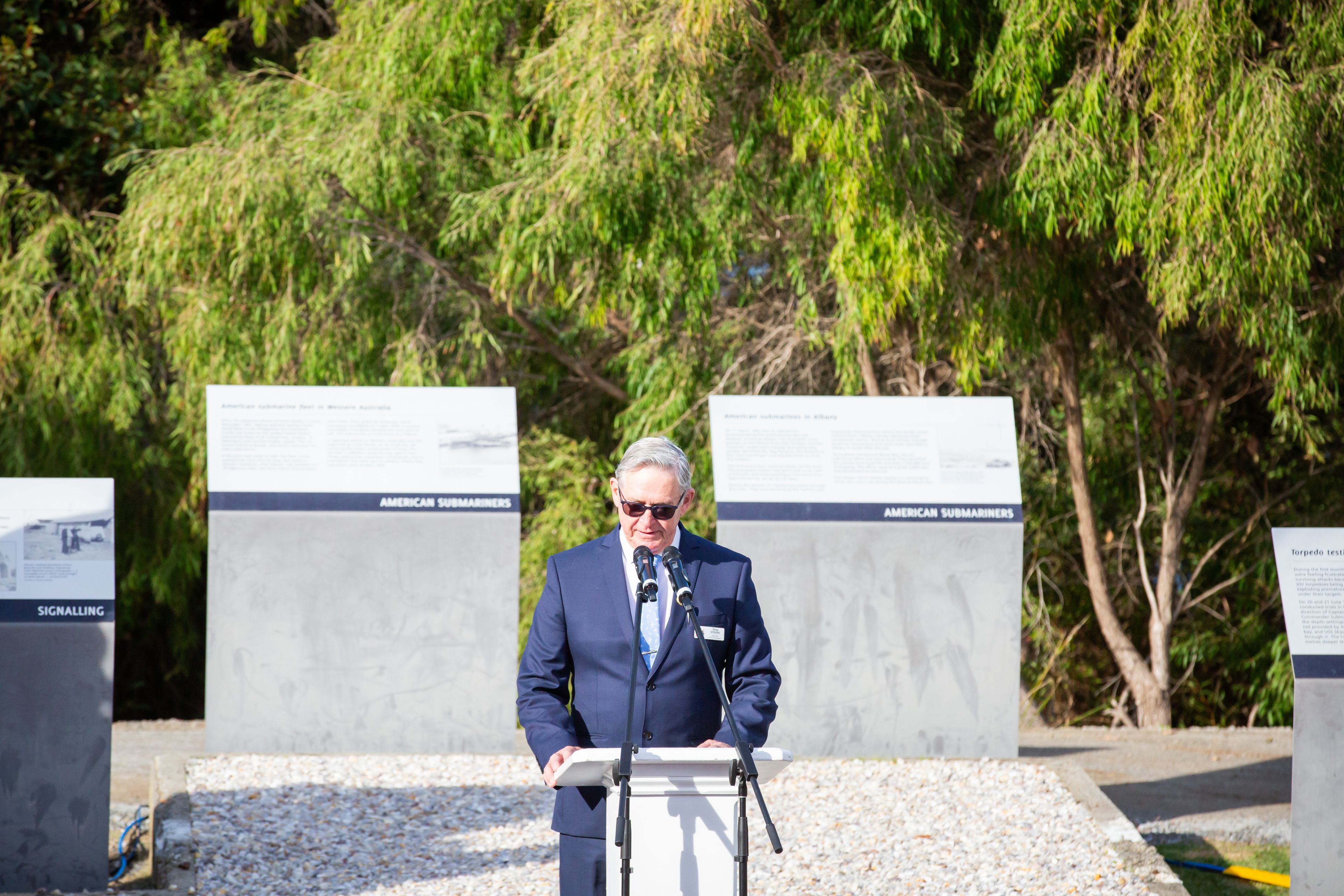 Mayor Stocks at Podium for US Submariners