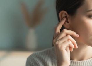 Persona seduta in ascolto, di profilo