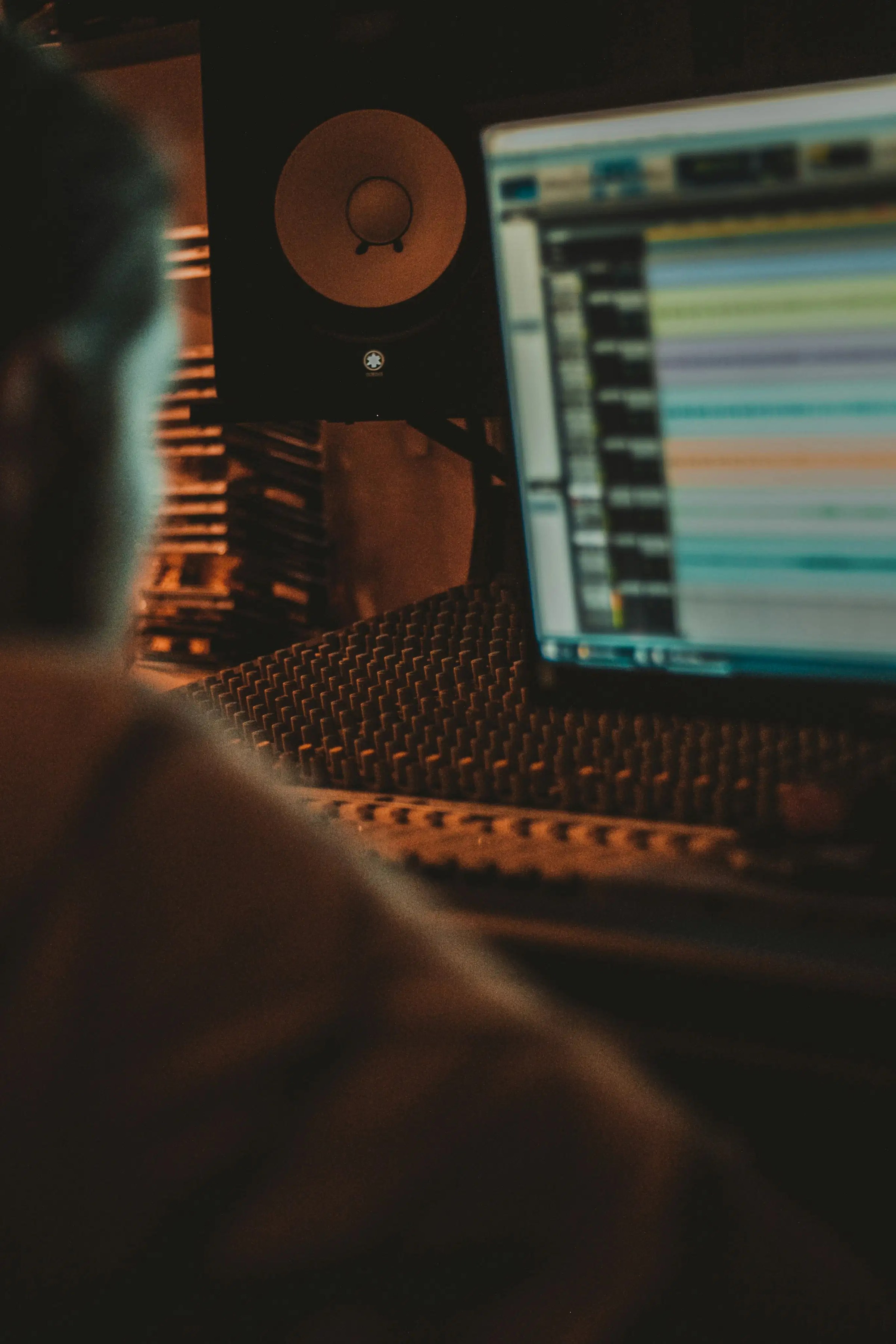 Sessions studio : Enregistrement en studio, arrangements vocaux et travail du son.