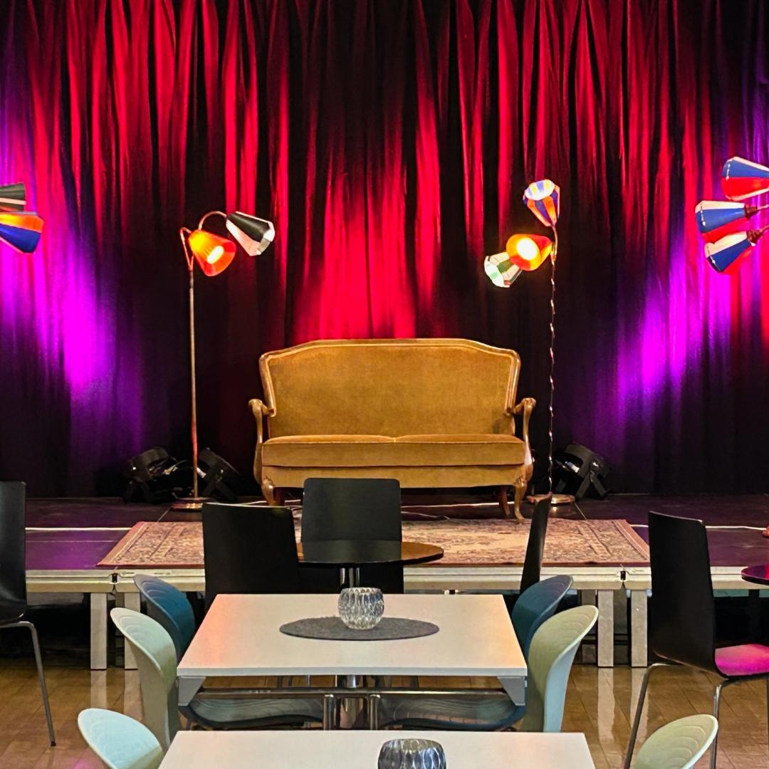 Bilde av sofa og lamper, Filmsalong-oppsett