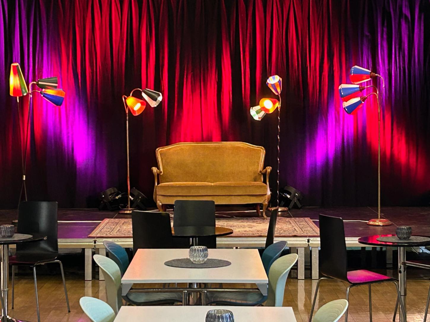 Bilde av sofa og lamper, Filmsalong-oppsett