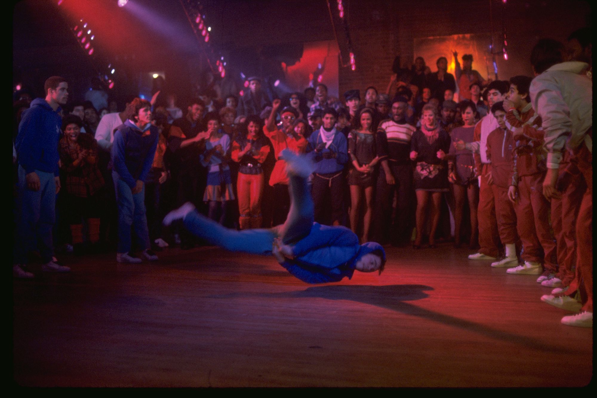 Bilde fra filmen Beat Street, av en break-danser