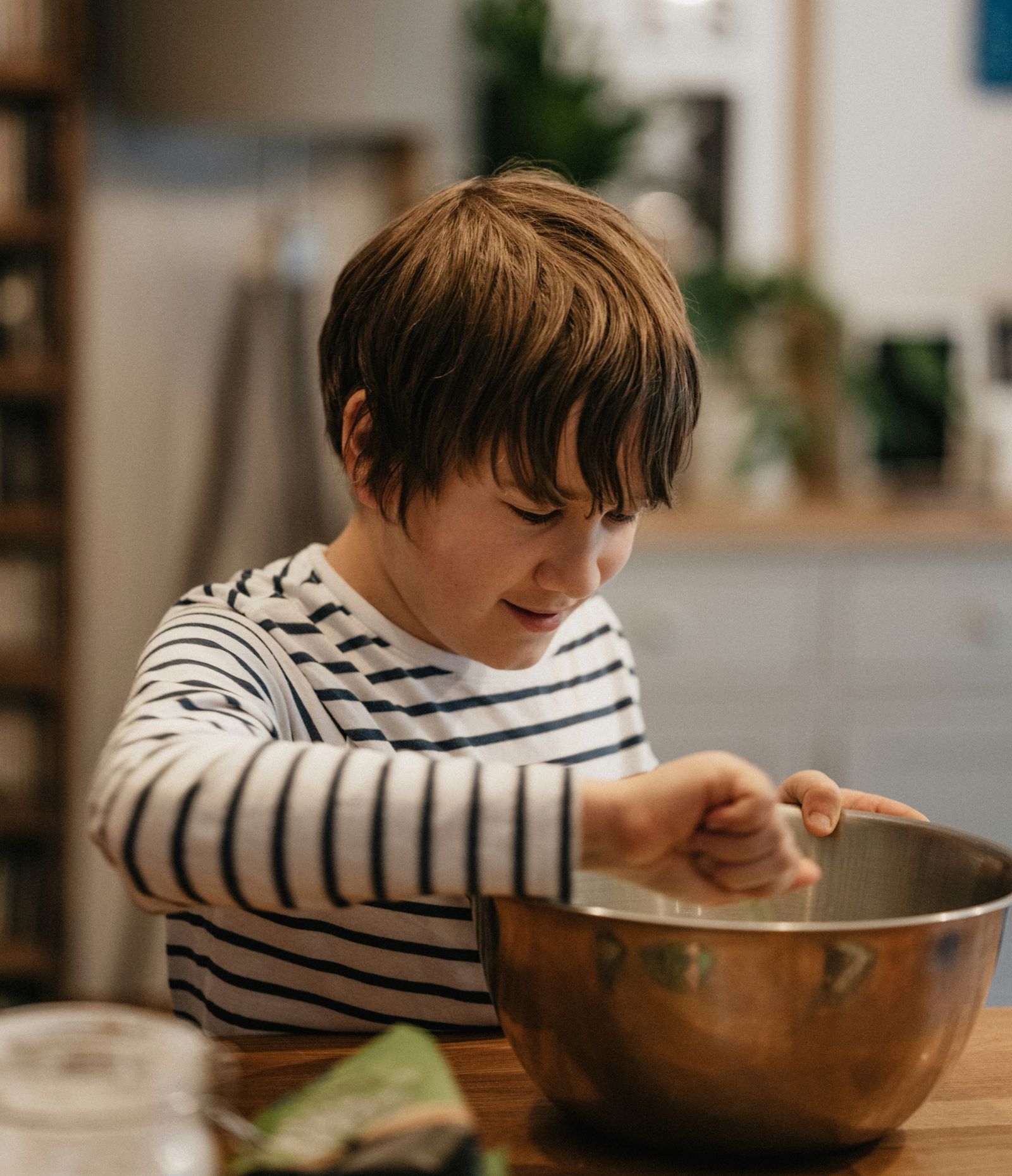 Jongetje in keuken