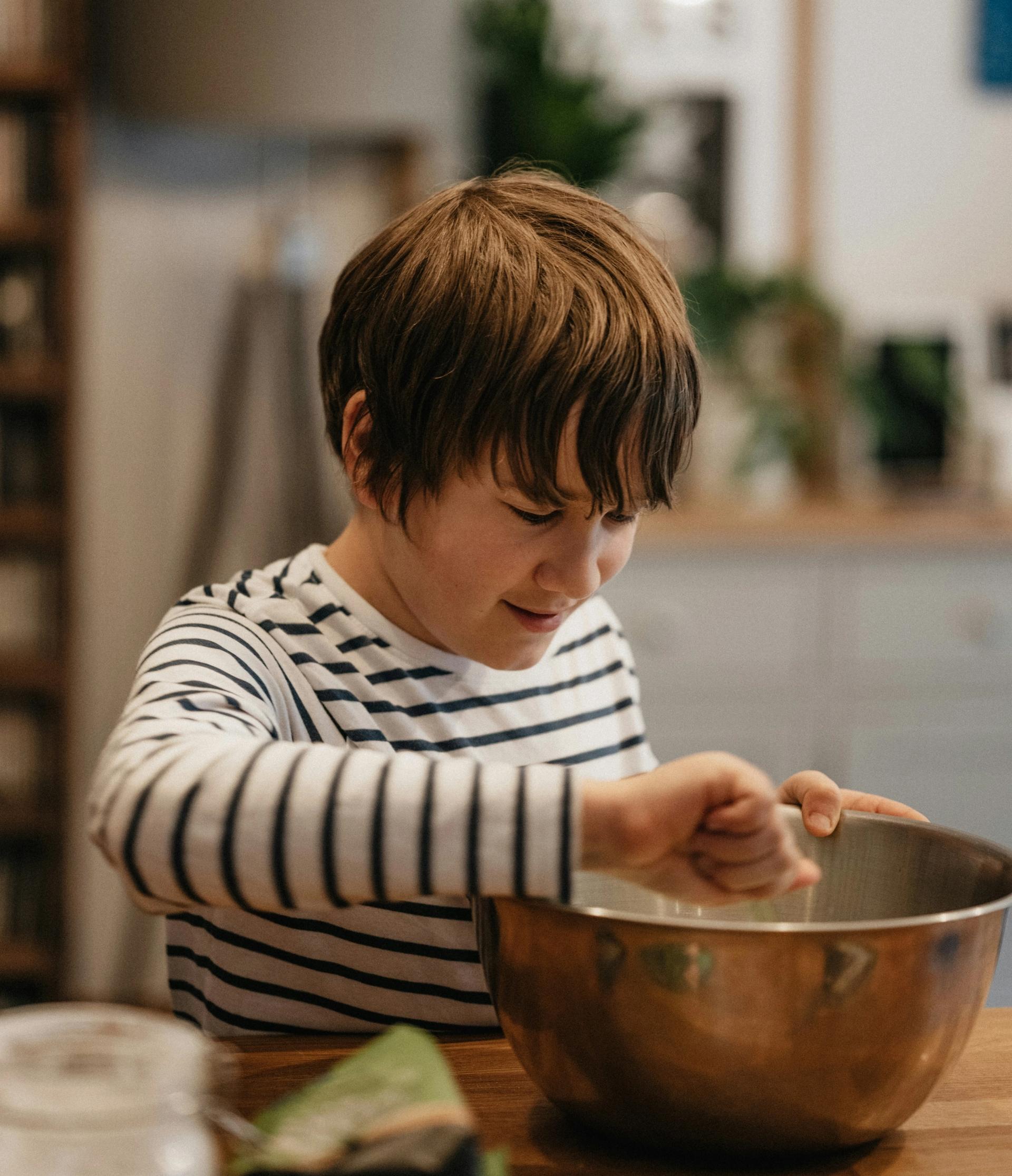 Jongetje in keuken
