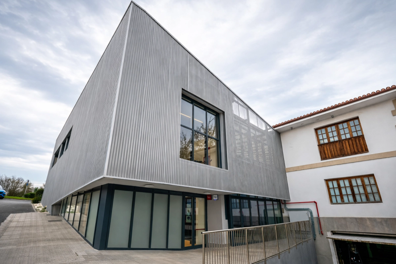 Exterior renovado del Frontón de Zabaloetxe