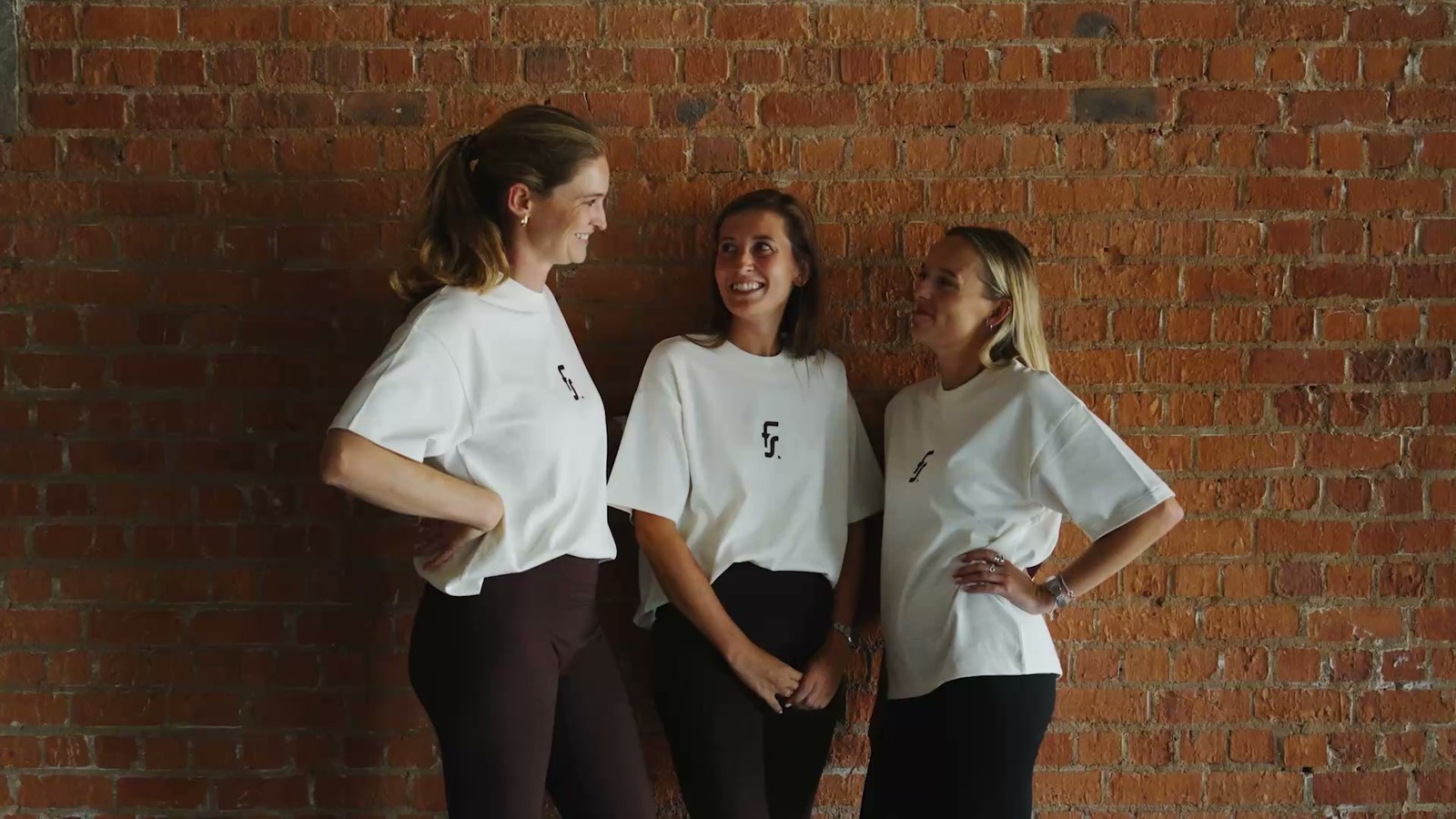 De founders van Forme tegen de bakstenen muur van de studio